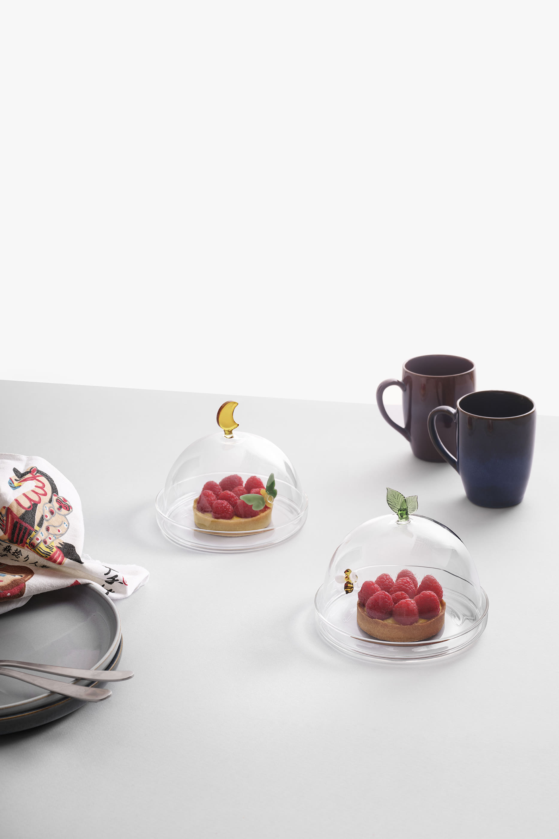 طبق وغطاء مقبب مزين بفراشة وهلال