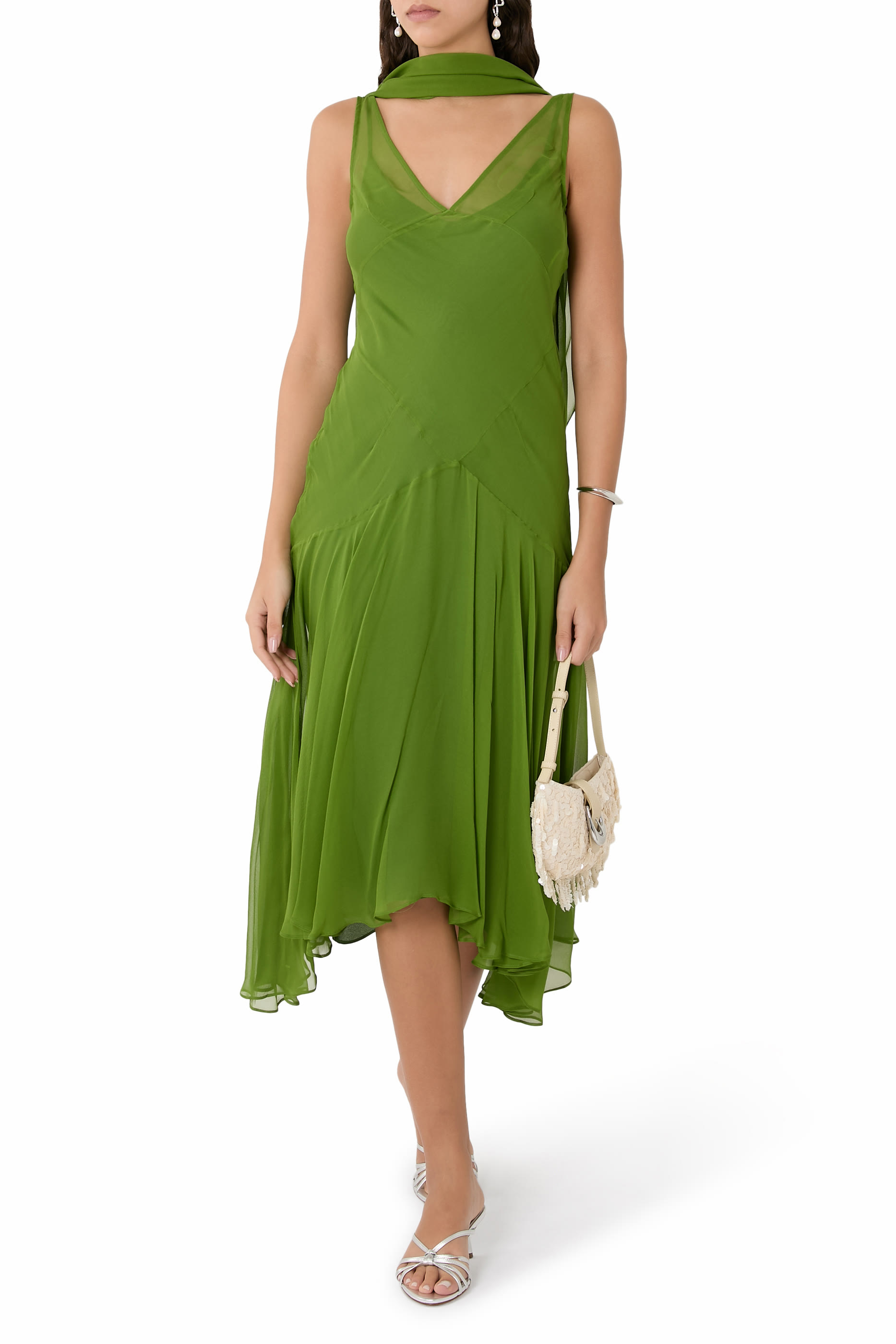 فستان بفتحة وحافة غير متماثلة ووشاح