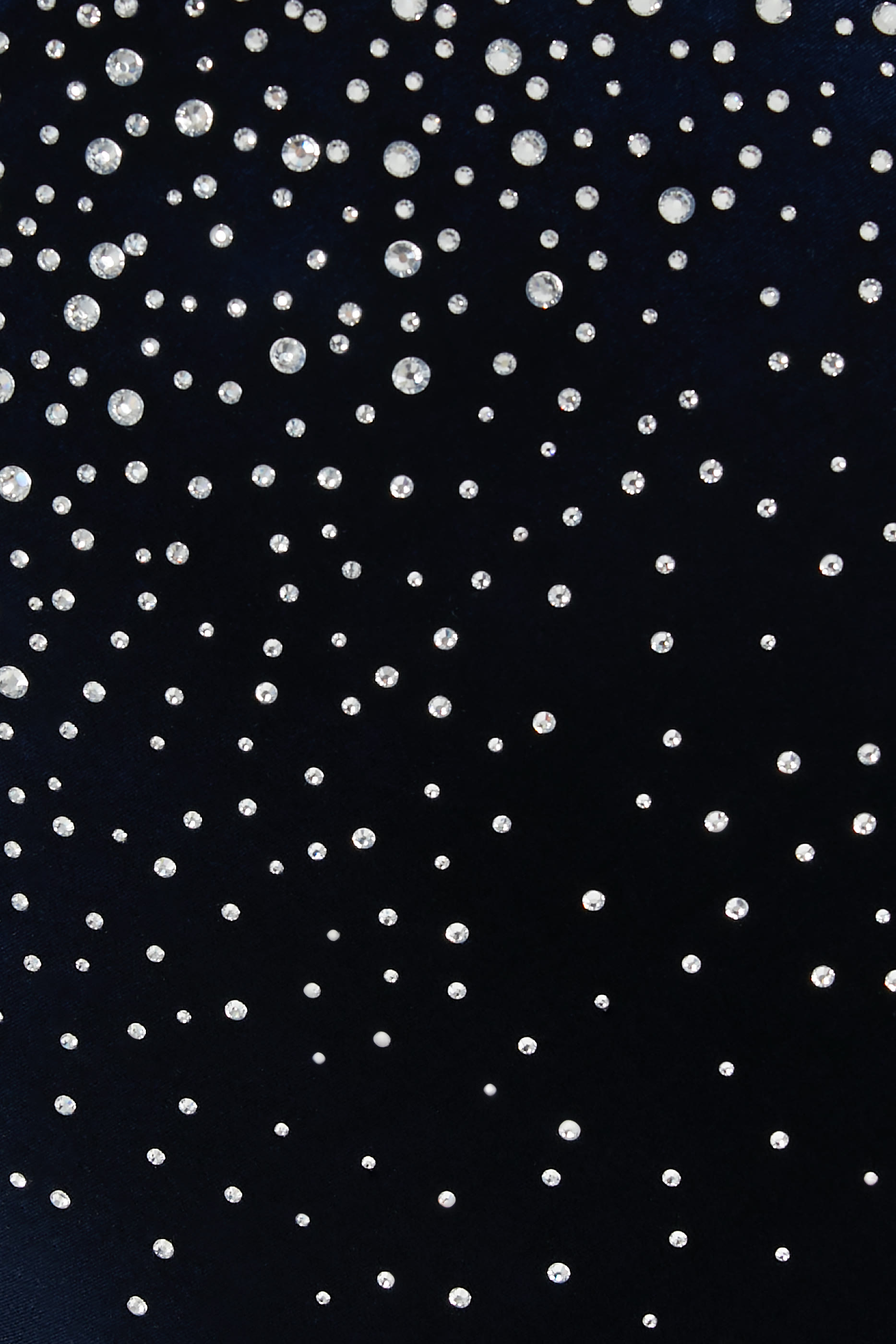 فستان بأكمام طويلة وأكتاف مكشوفة مزين بكريستال قماش مخملي