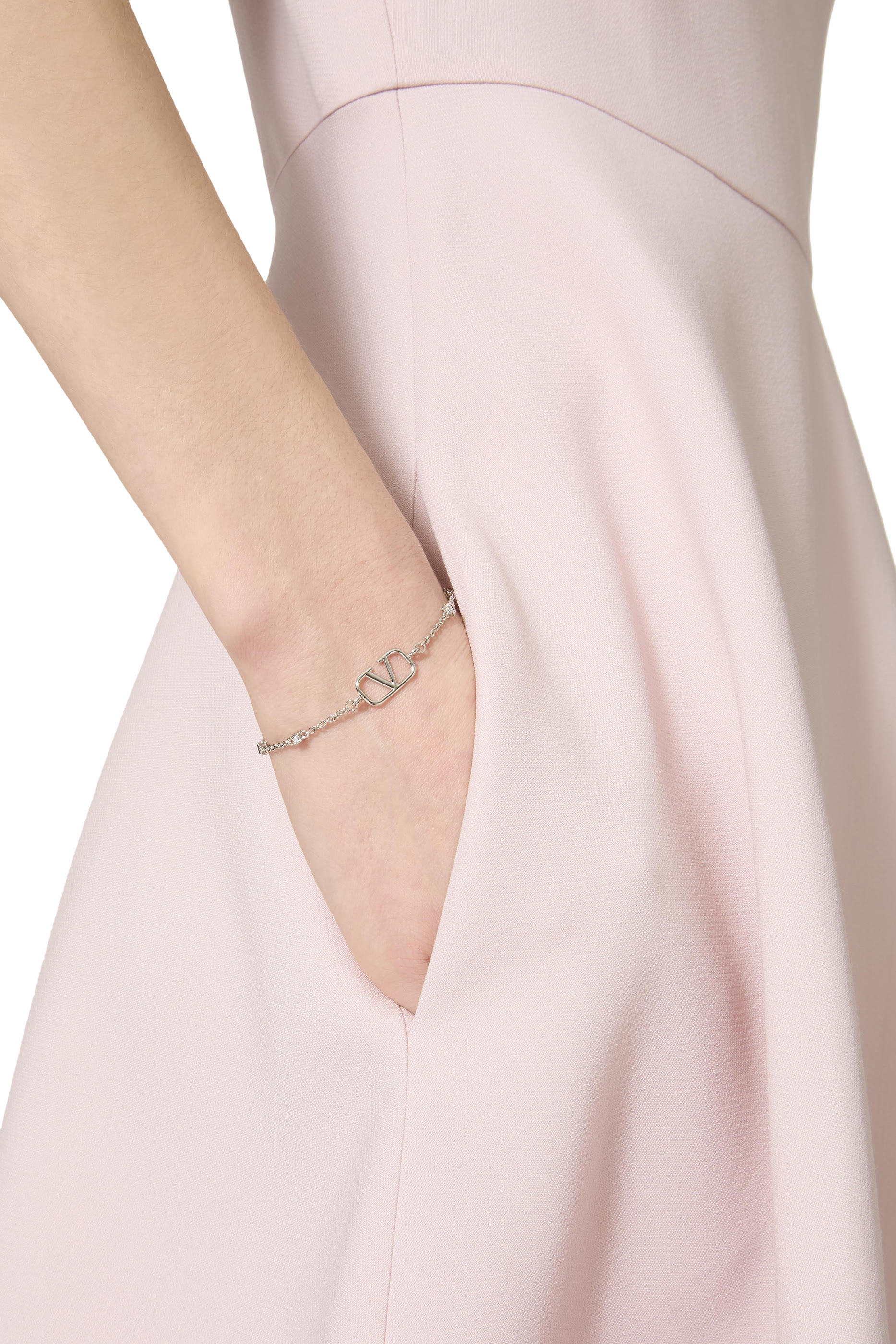 سوار صغير بشعار الماركة