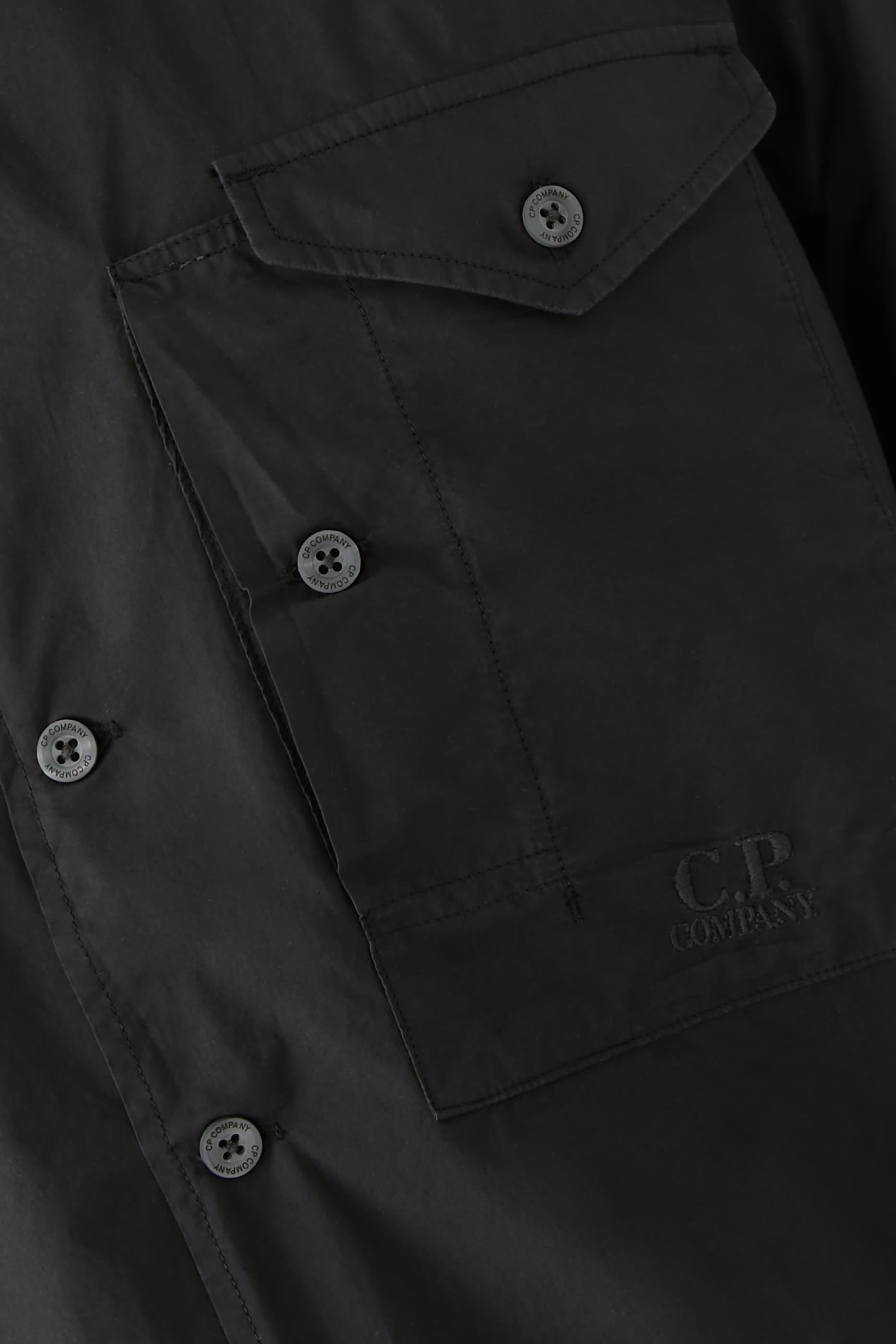 قميص بأكمام قصيرة بجيب بشعار الماركة