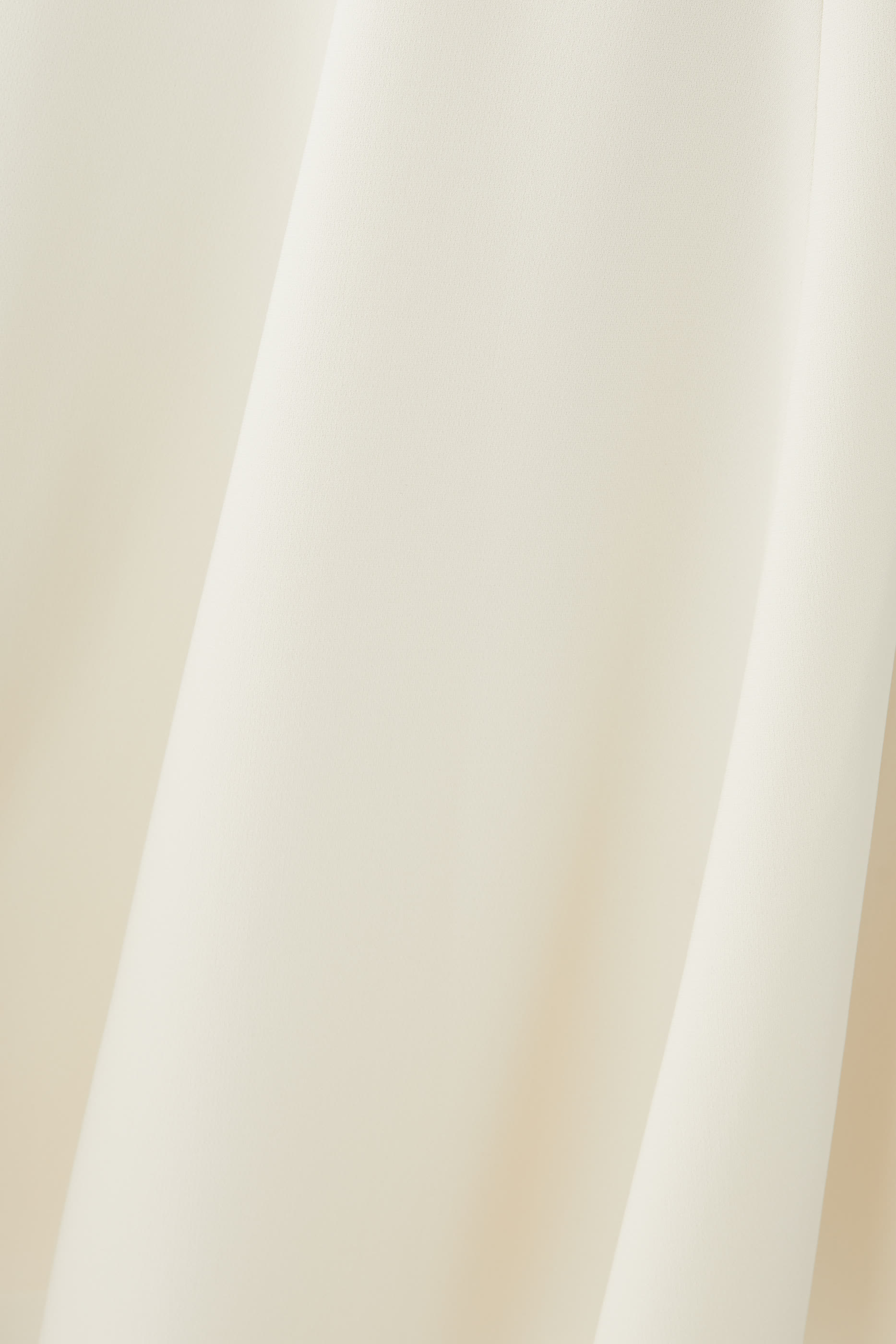 فستان بلا أكمام بقصة ضيقة وحافة واسعة