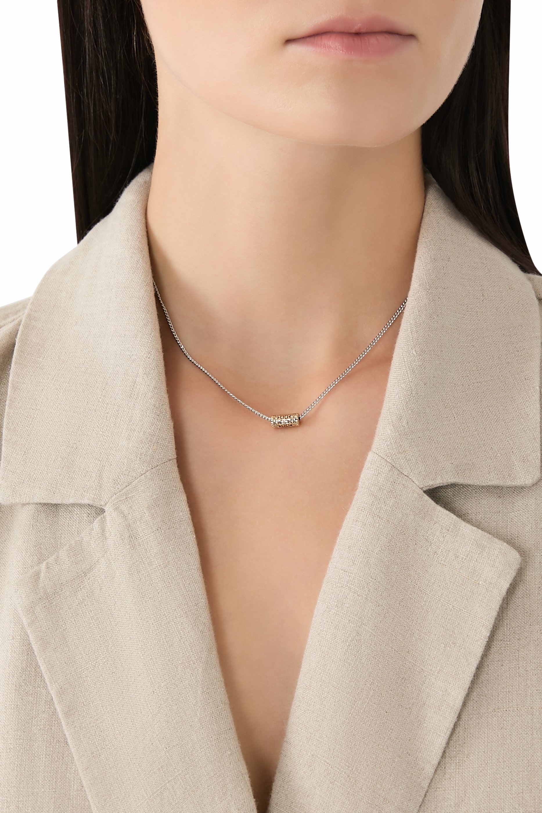 قلادة بتصميم خرزة بشعار الماركة المبطن