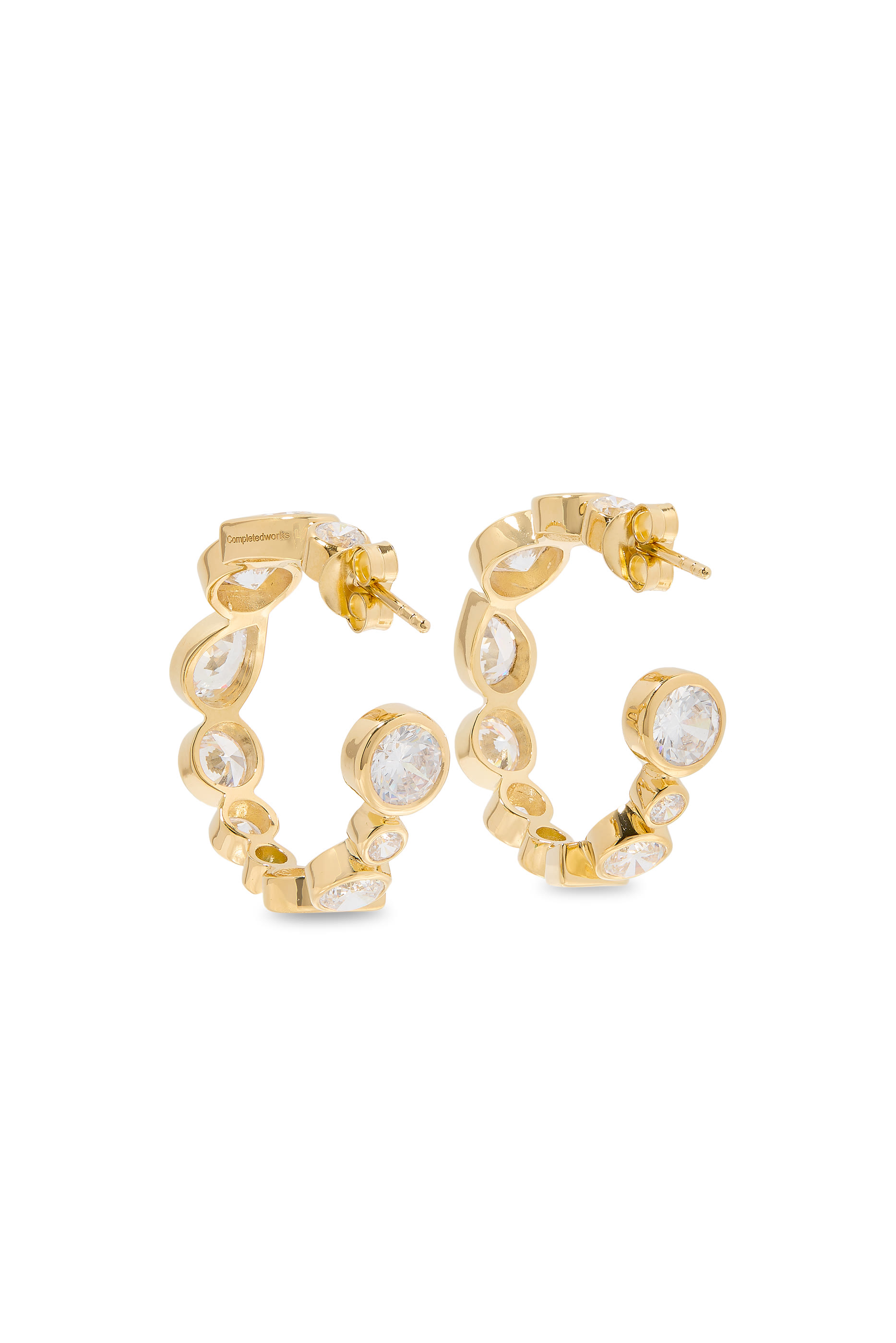 أقراط أي فيو غود أنتي هيروز مرصعة بأحجار زركونيا، فضة استرلينية معاد تدويرها مطلية بذهب عيار 18