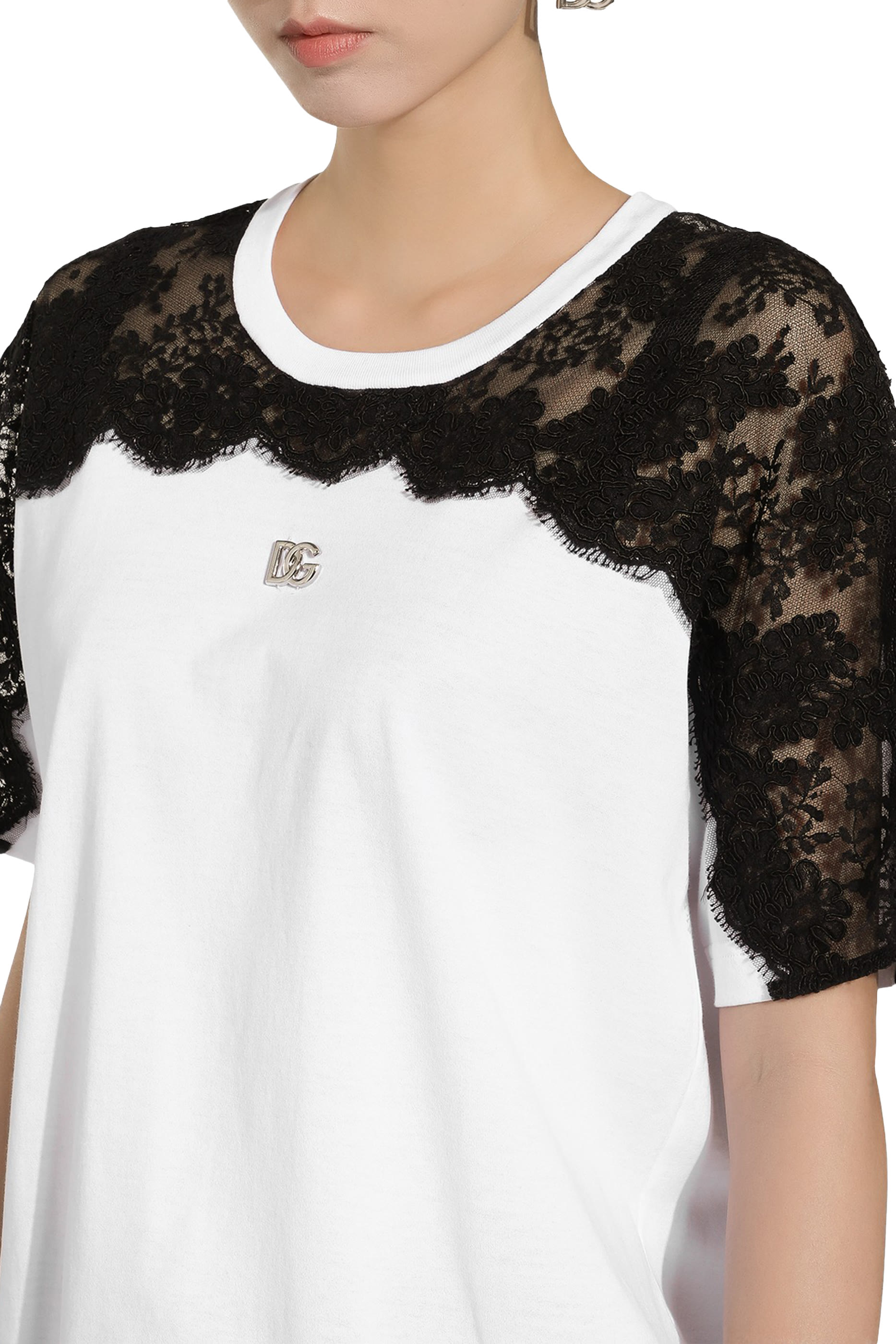 تيشيرت جيرسيه بتفاصيل دانتيل وشعار الماركة