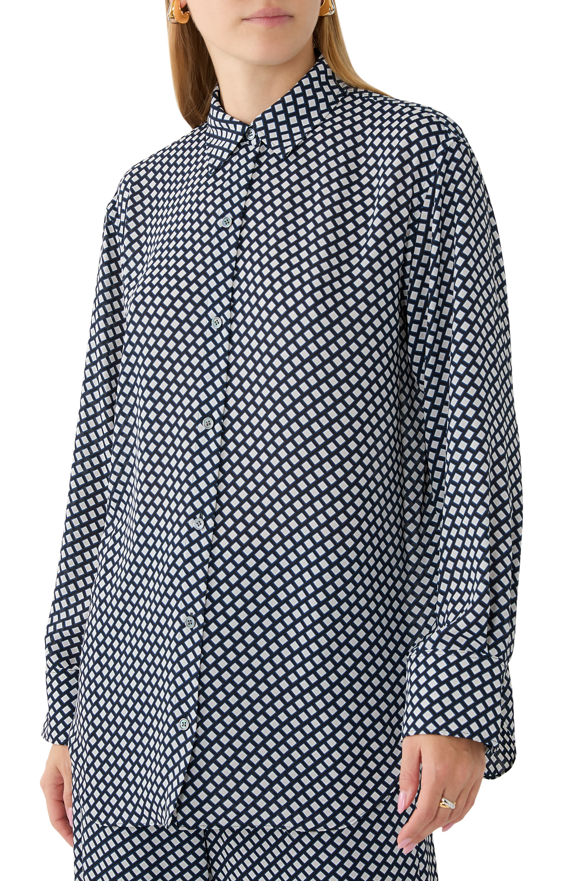 قميص بويفرند بنقشة هندسية مقسمة بألوان