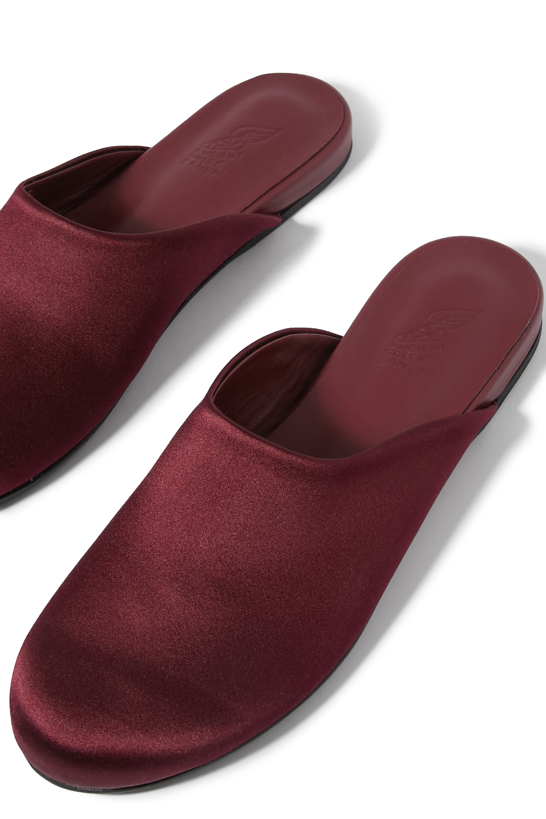 حذاء مفتوح من الخلف بنعل مسطح