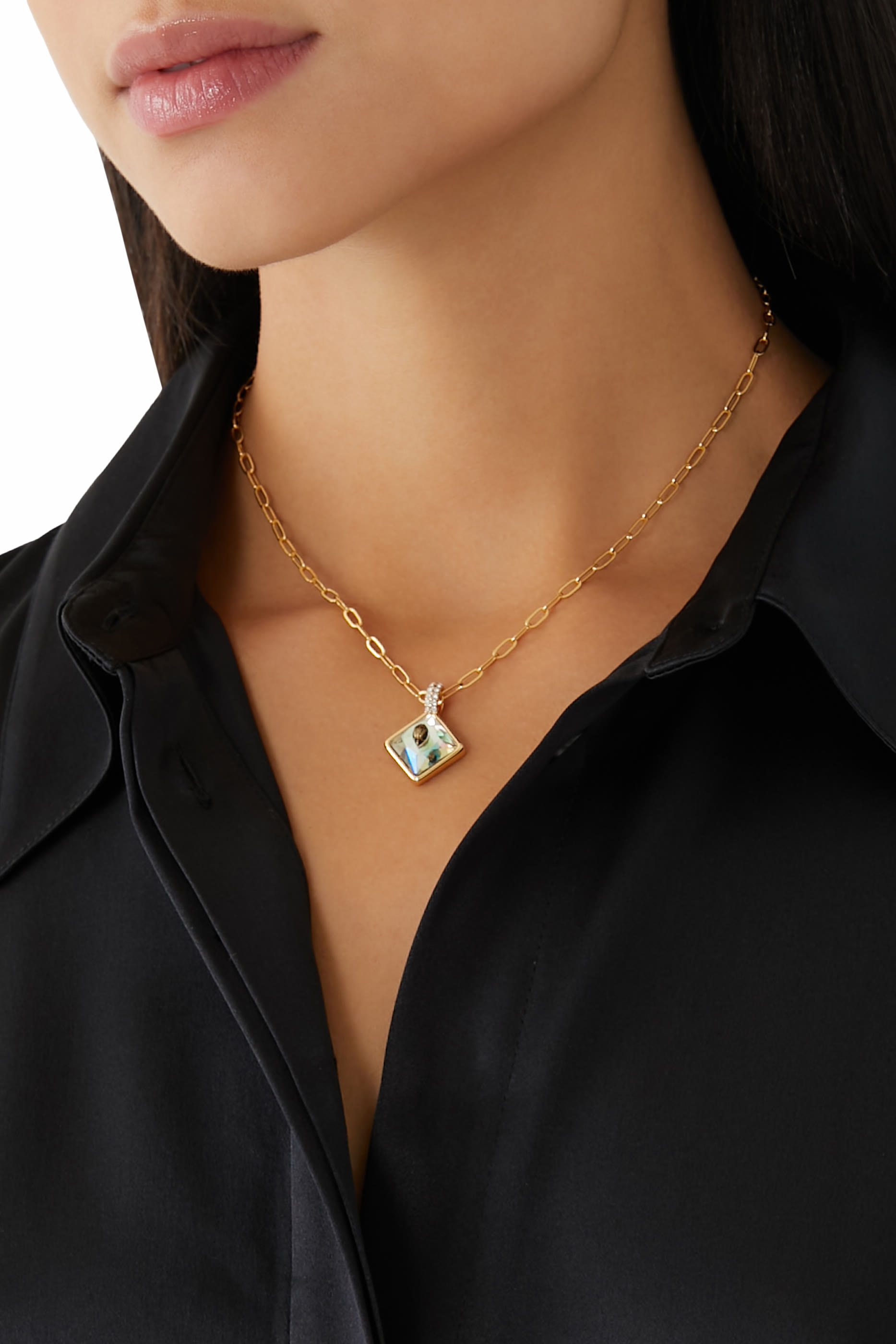 قلادة بحلية بتصميم مربعة بشعار الماركة