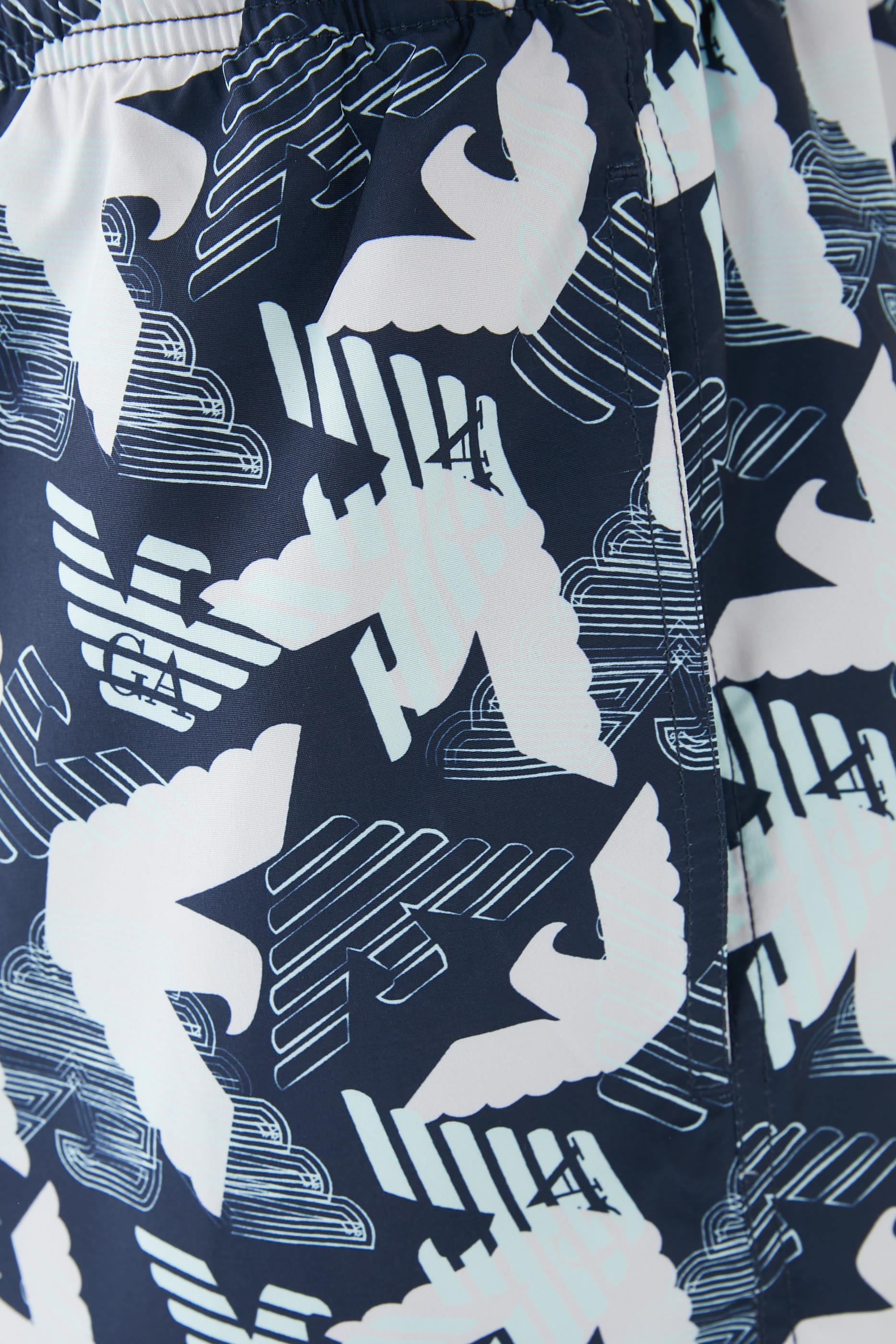 شورت سباحة بشعار الماركة بحجم كبير