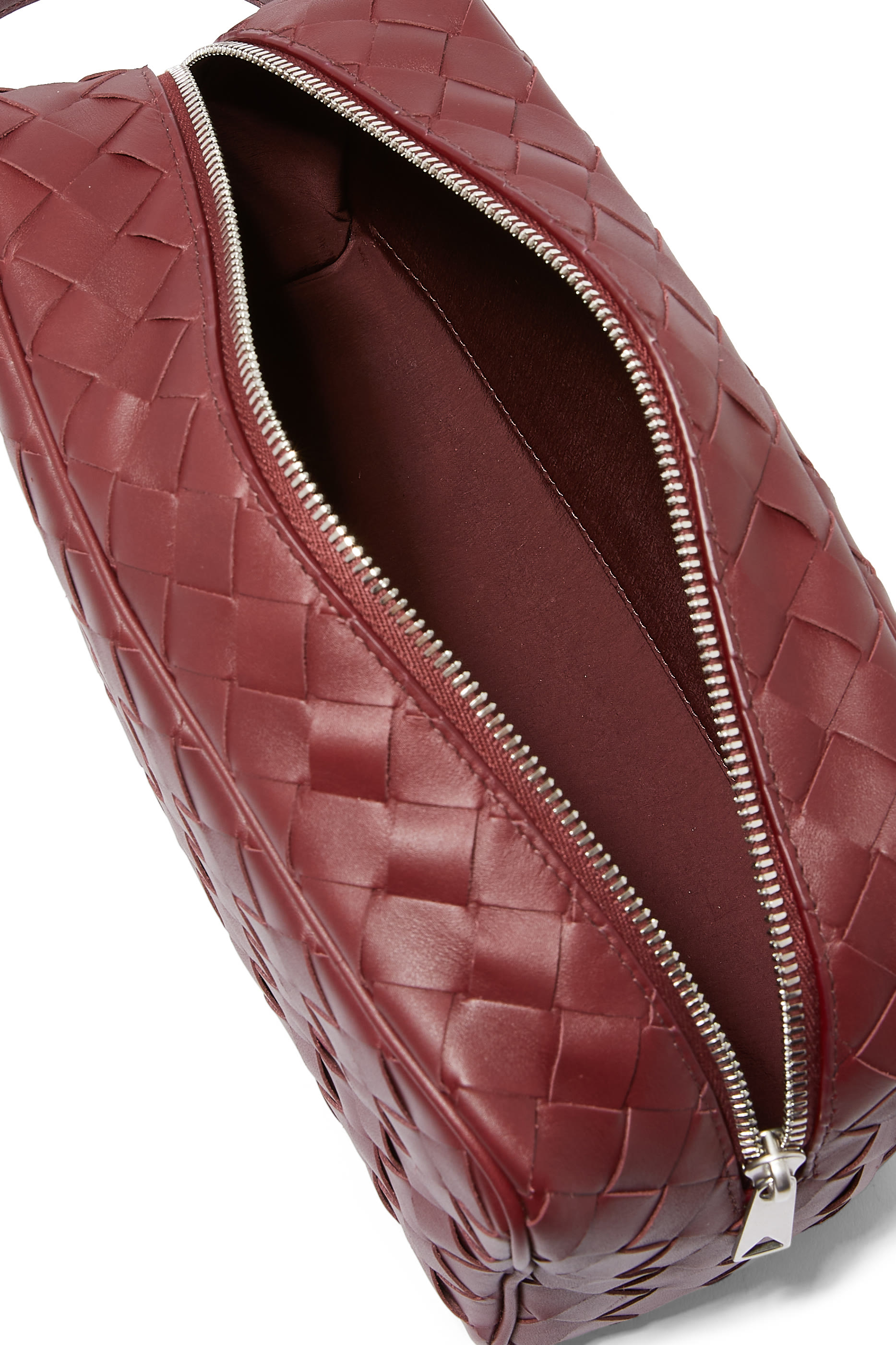 حقيبة سفر صغيرة بتصميم مجدول