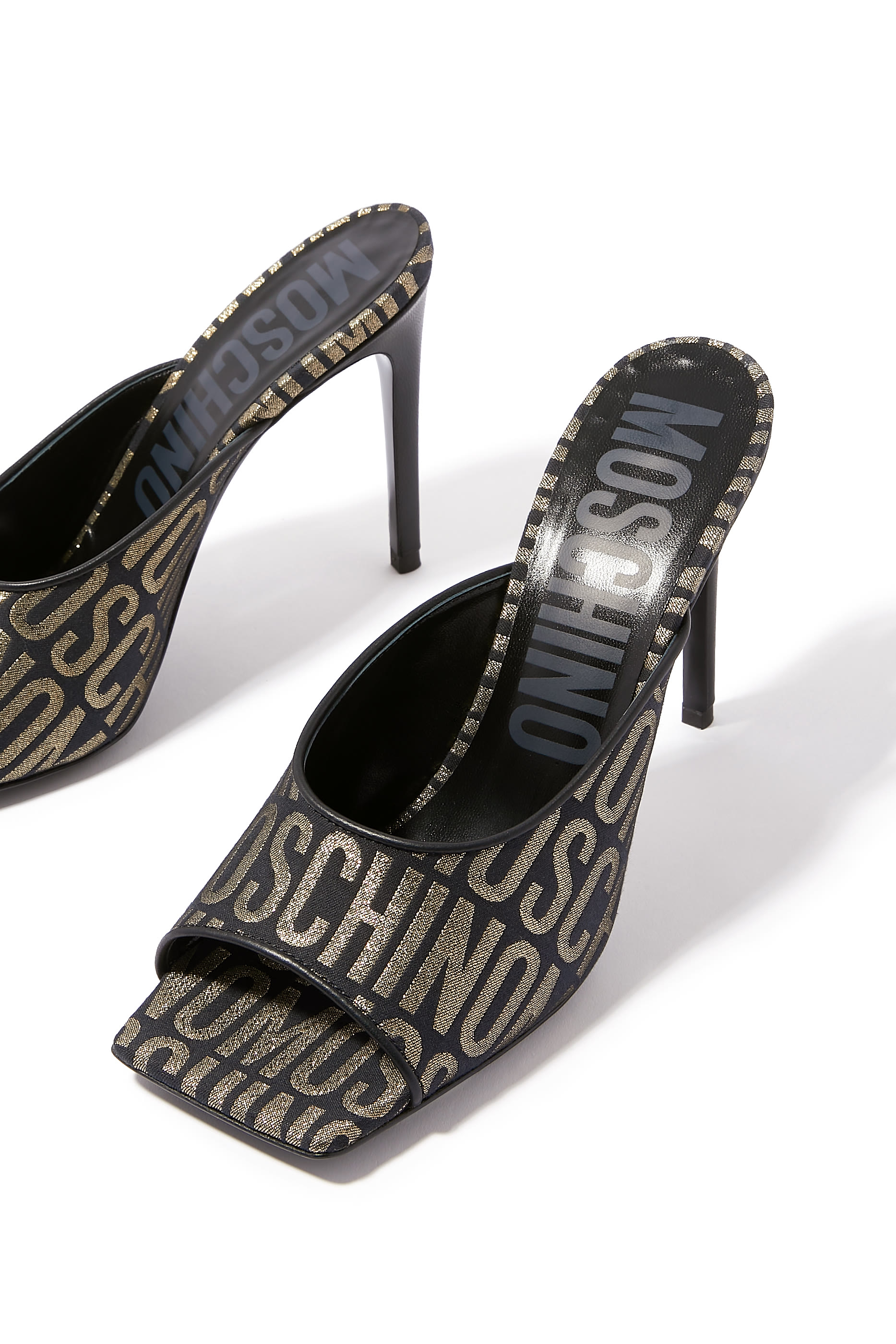 حذاء مفتوح من الخلف 100 بشعار الماركة جاكار