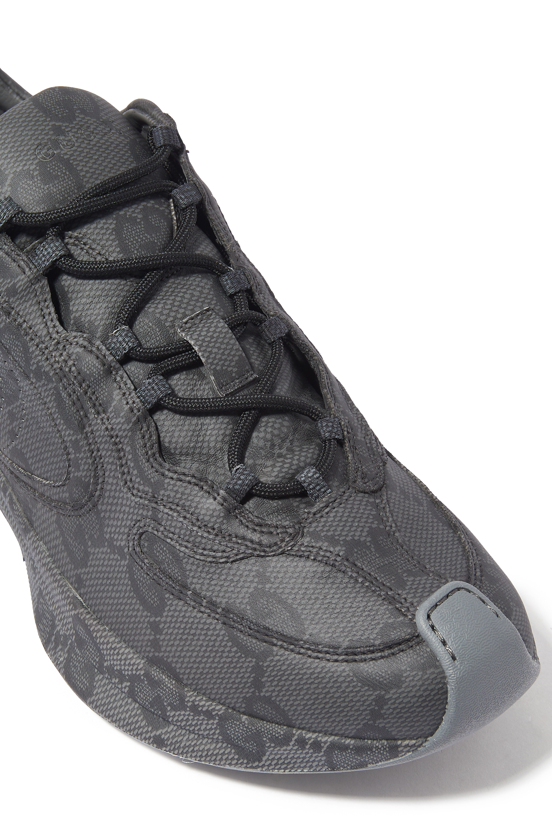 سنيكرز للجري بنقشة حرفي شعار الماركة