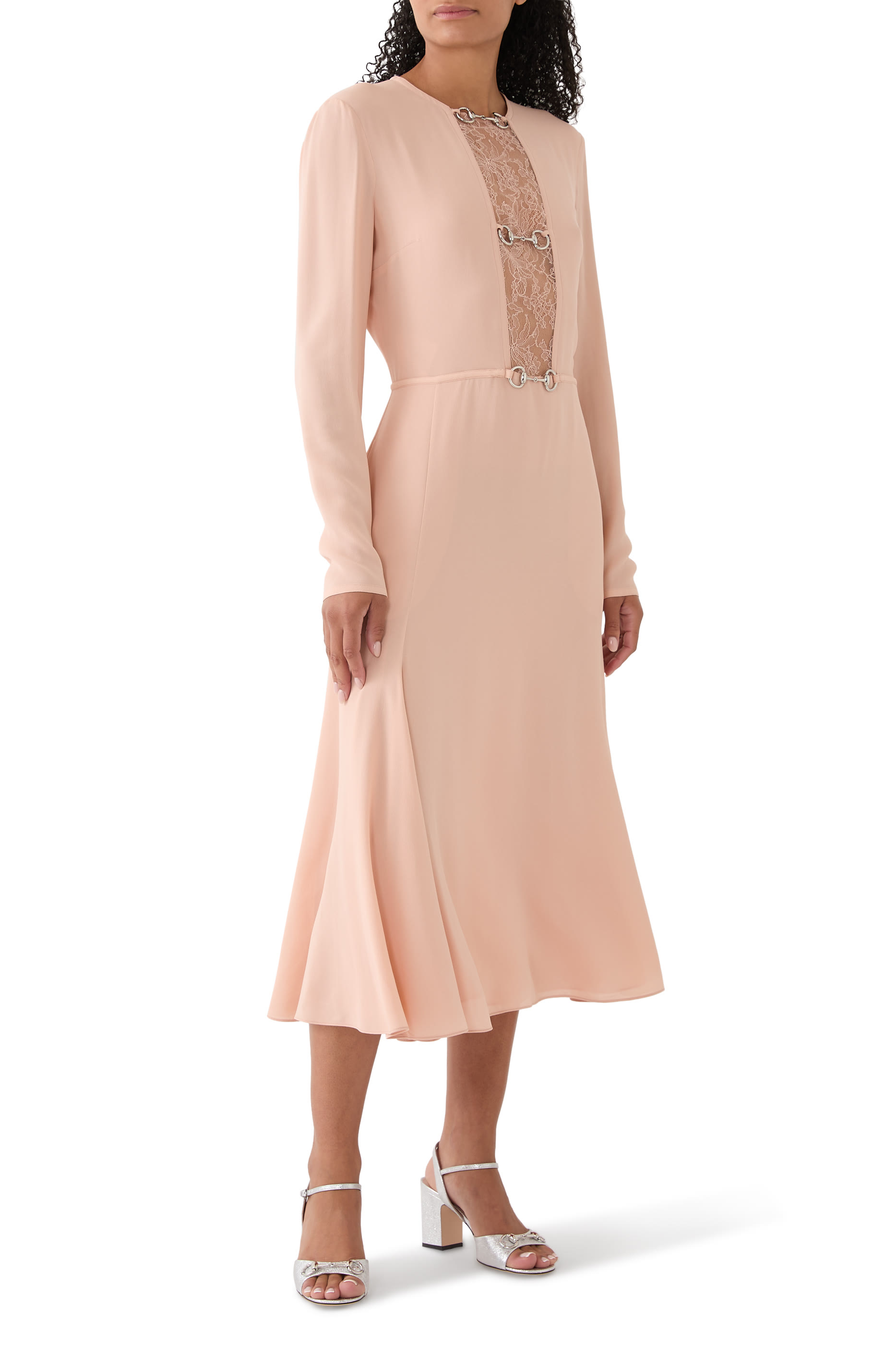 فستان متوسط الطول بأكمام طويلة