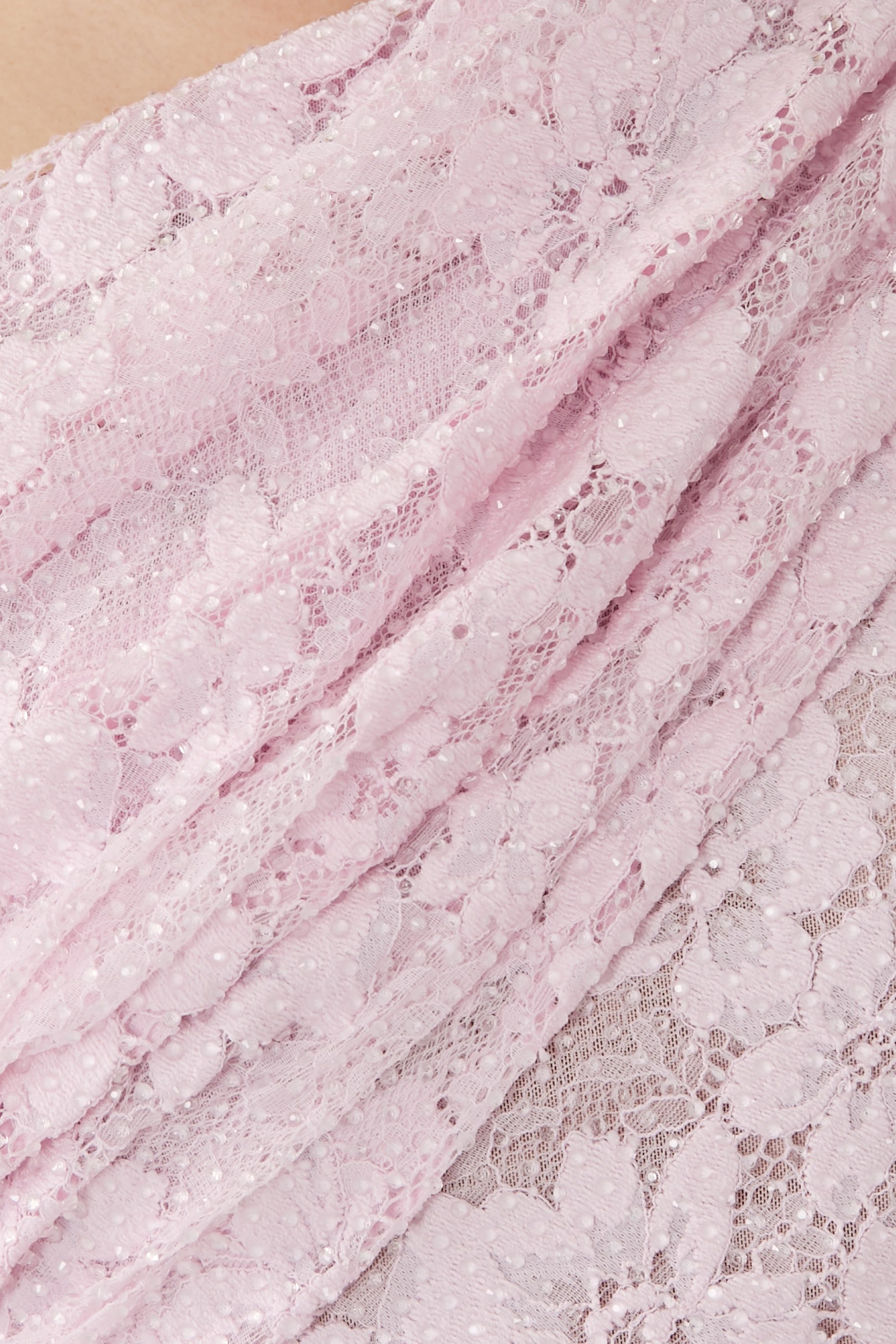 فستان بتصميم غير متماثل مطرز بأحجار الراين دانتيل