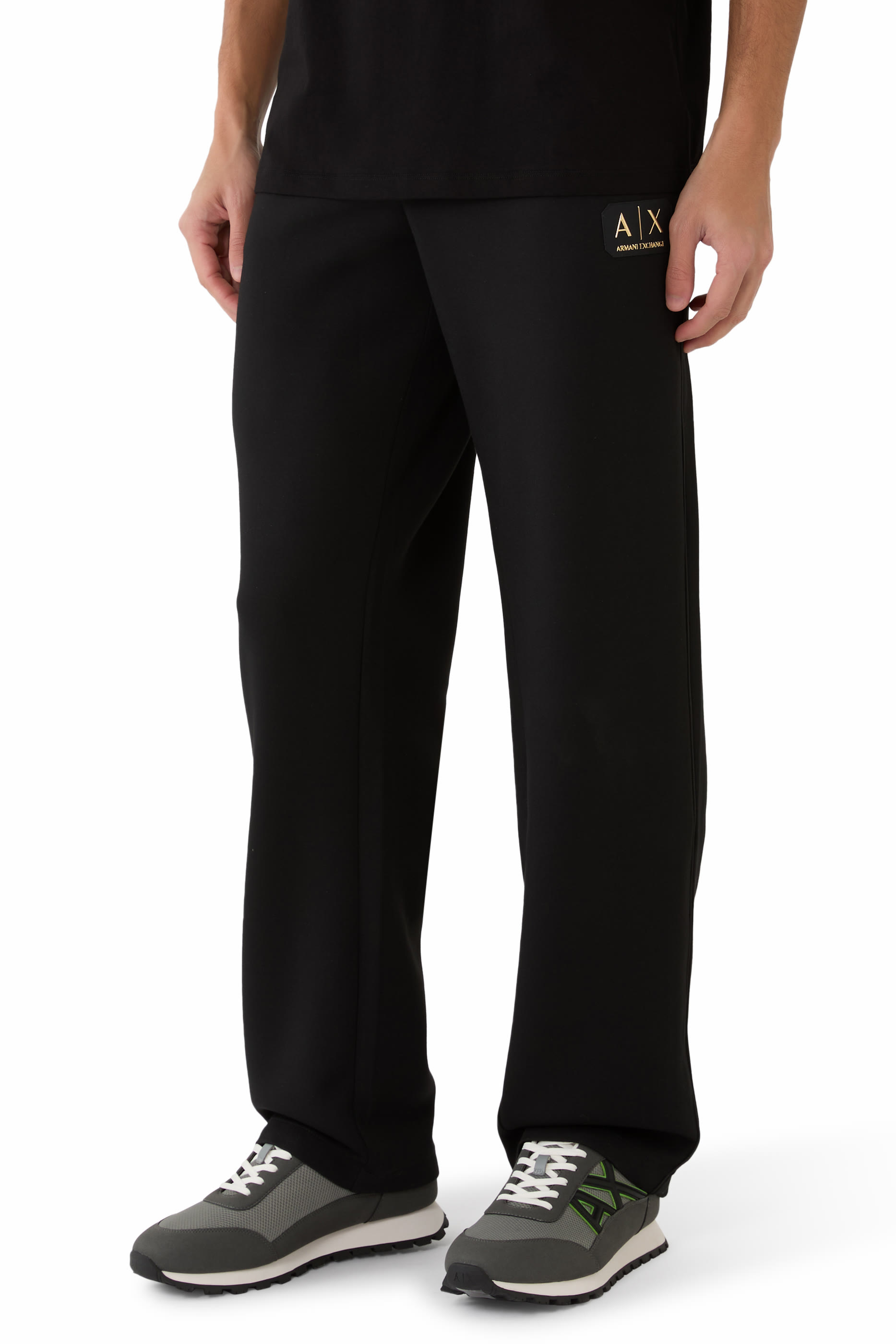 سنيكرز بكاحل منخفض ونقشة شعار الماركة على الجانب