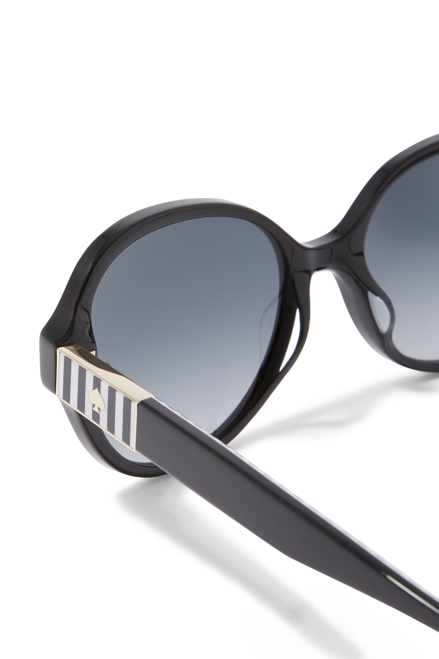 نظارة شمسية بإطار بيضاوي