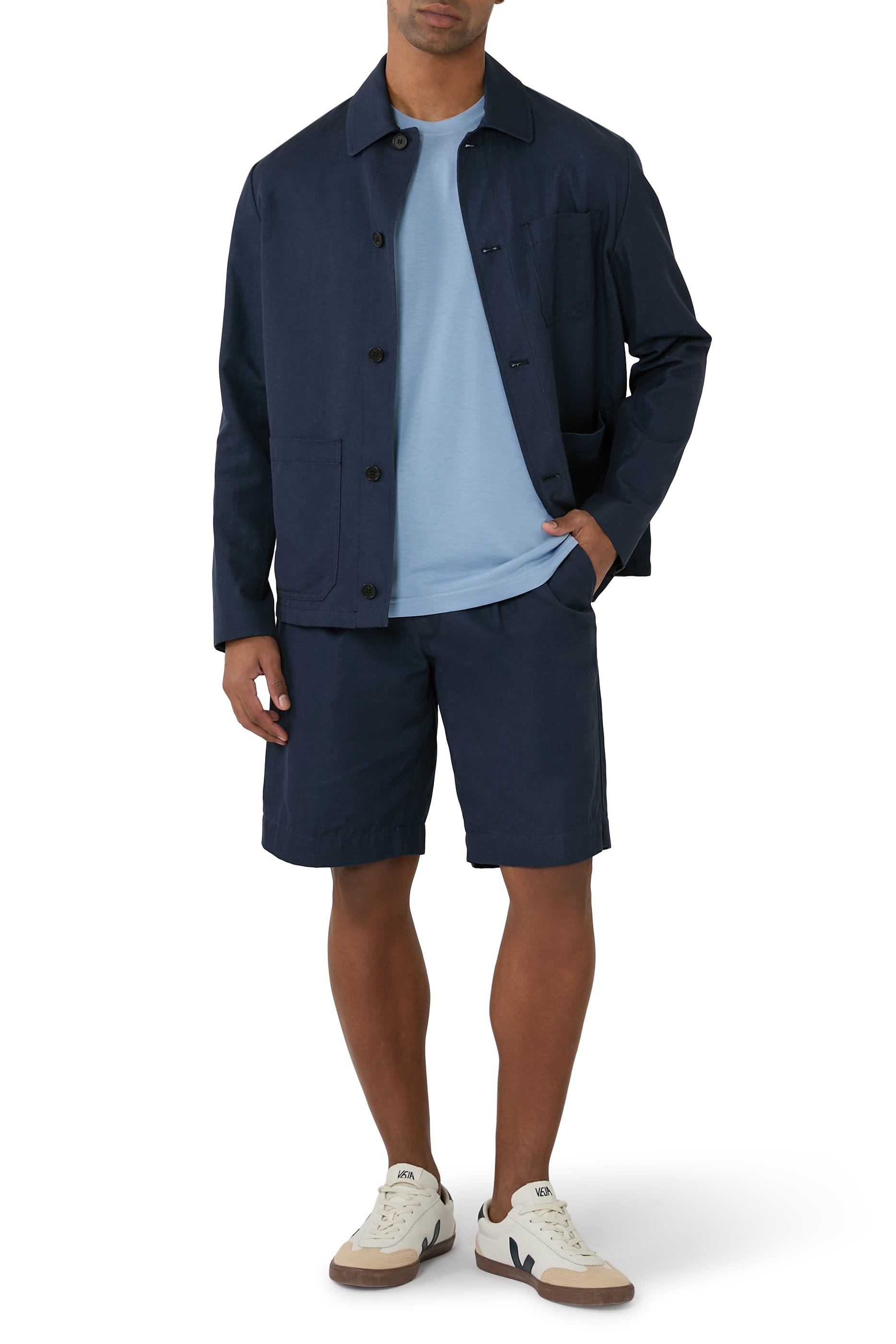 تيشيرت بياقة ضيقة