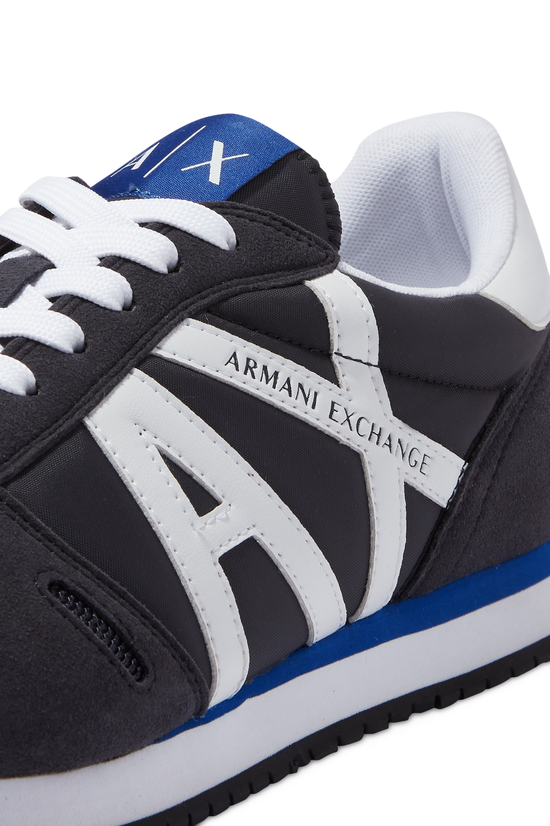 سنيكرز أيكون مزين بشعار الماركة