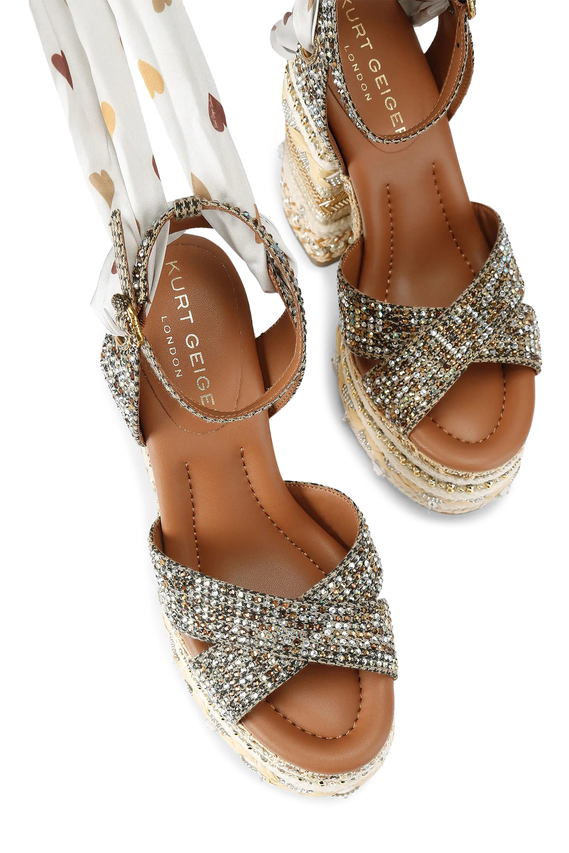 صندل تشيلسي 135 مزين بتفاصيل وشاح بنعل عريض