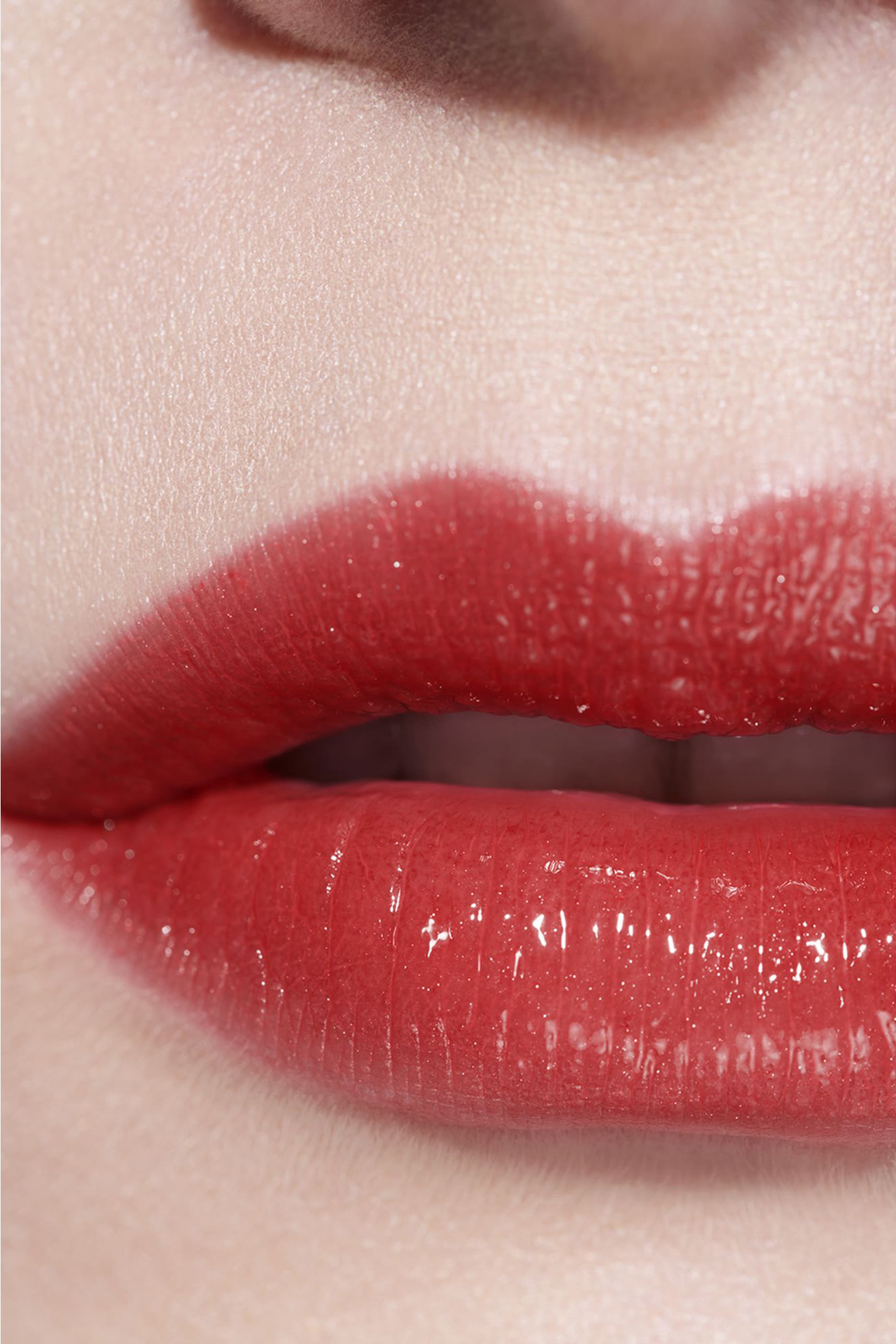 مرطب شفاه ملون Chanel Rouge Coco Baume Shine Hydrating Beautifying