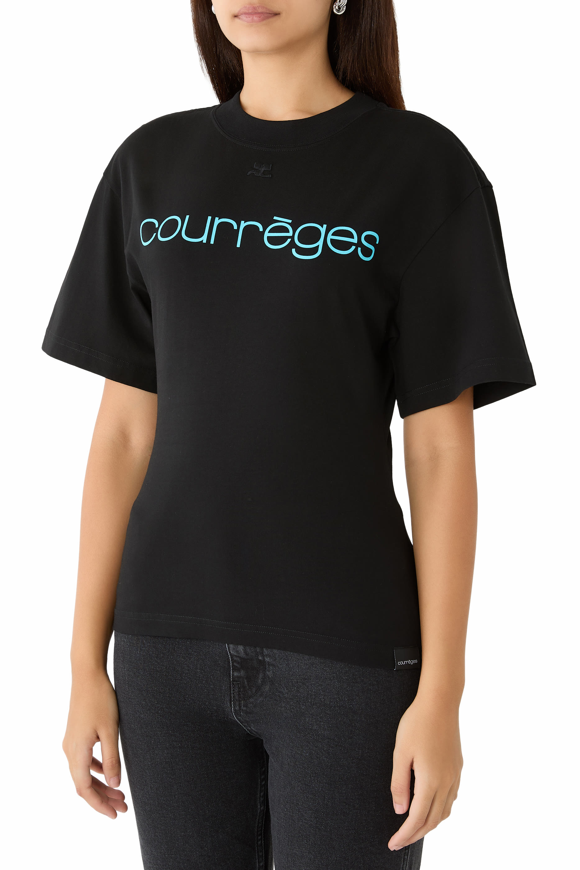 تيشيرت بقصة ضيقة عند الخصر ونقشة شعار الماركة