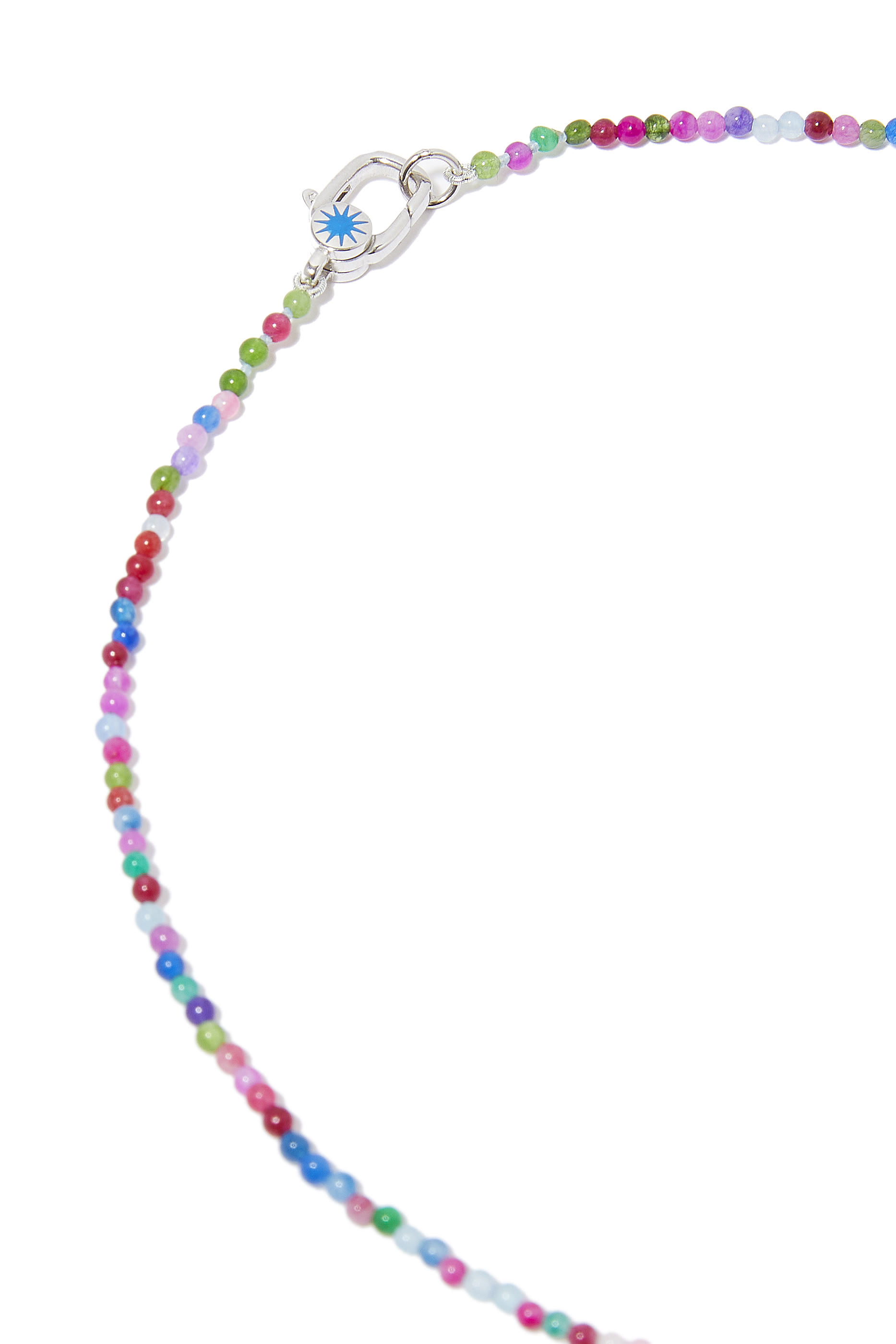 قلادة مزينة بأحجار كريمة صغيرة