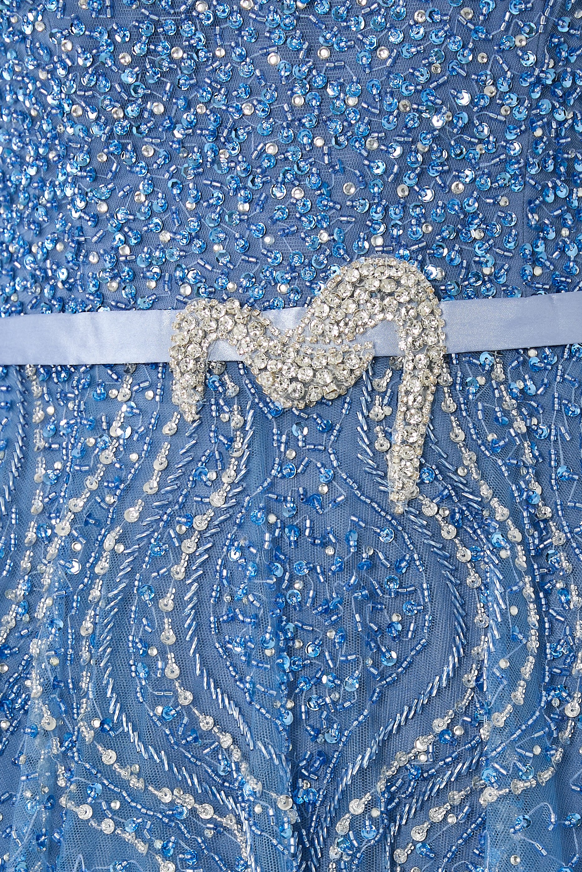 فستان سهرة بخرز بأكمام كاب