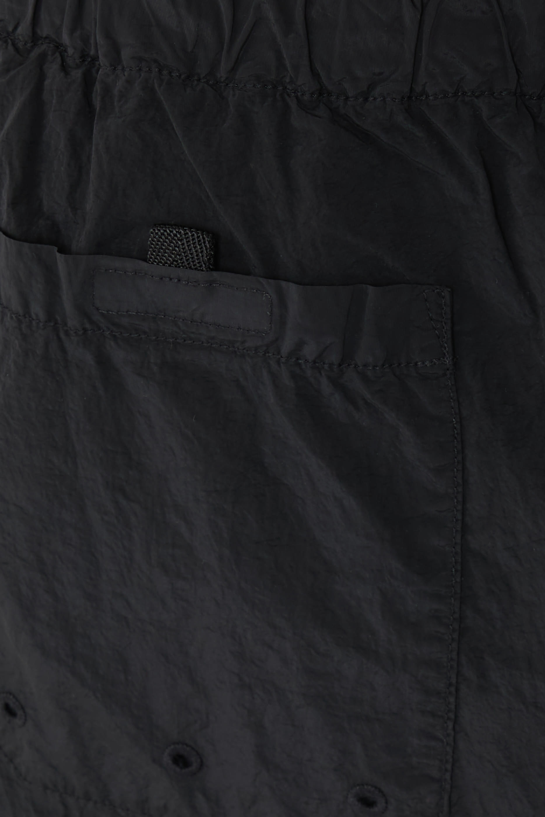 شورت سباحة مزين برقعة شعار الماركة 