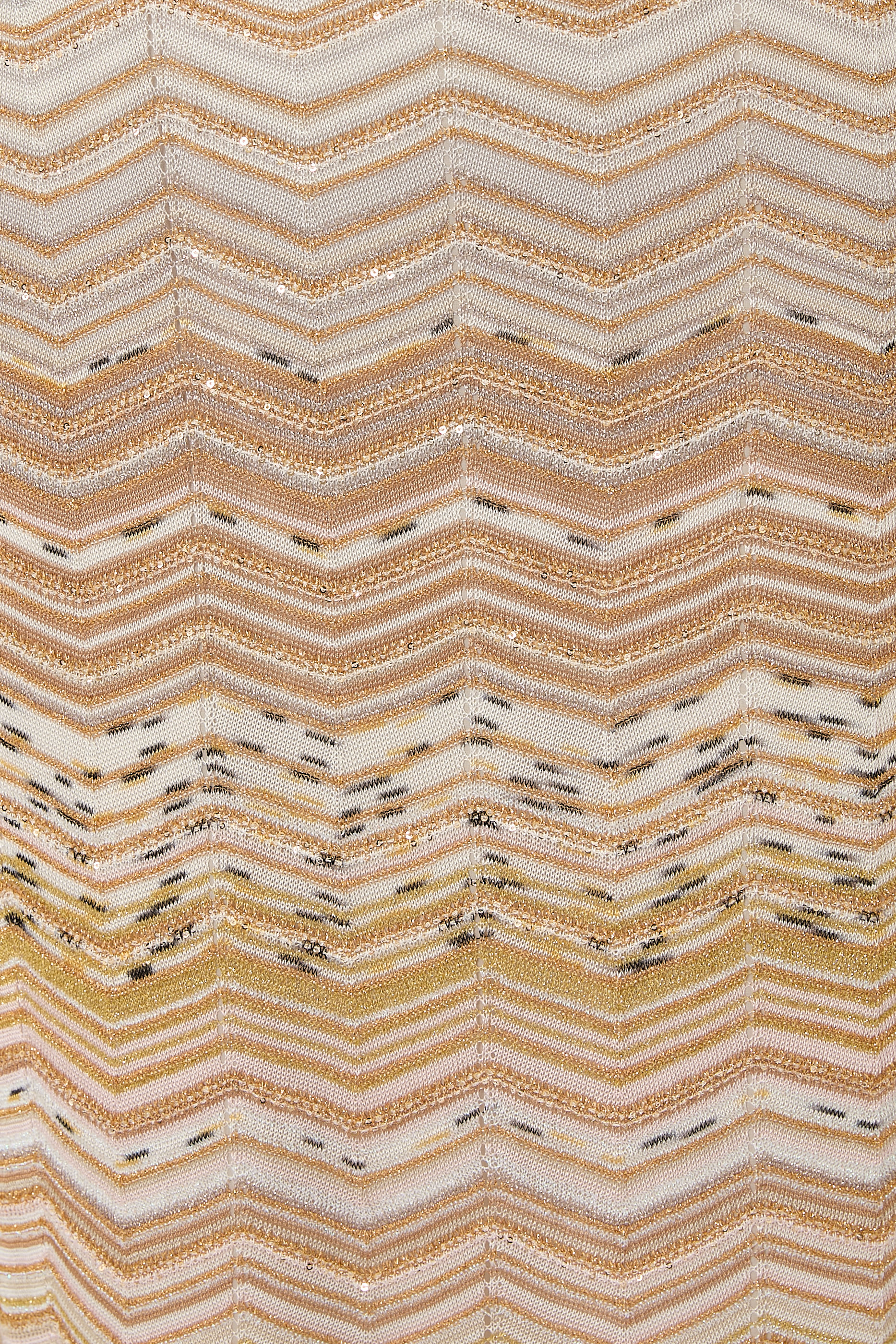 فستان طويل بكتف مكشوف بنمط شيفرون مزين بترتر