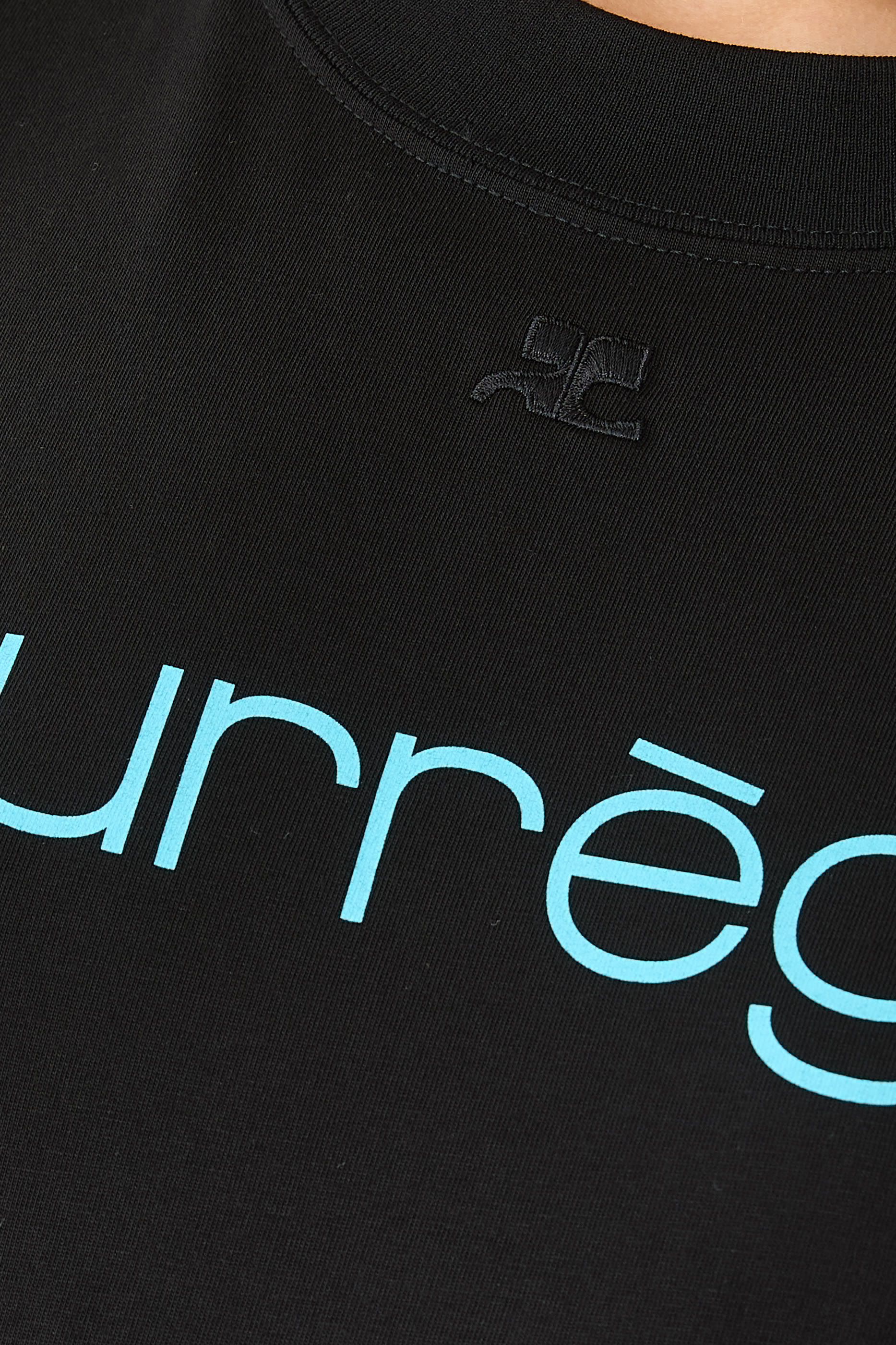 تيشيرت بقصة ضيقة عند الخصر ونقشة شعار الماركة