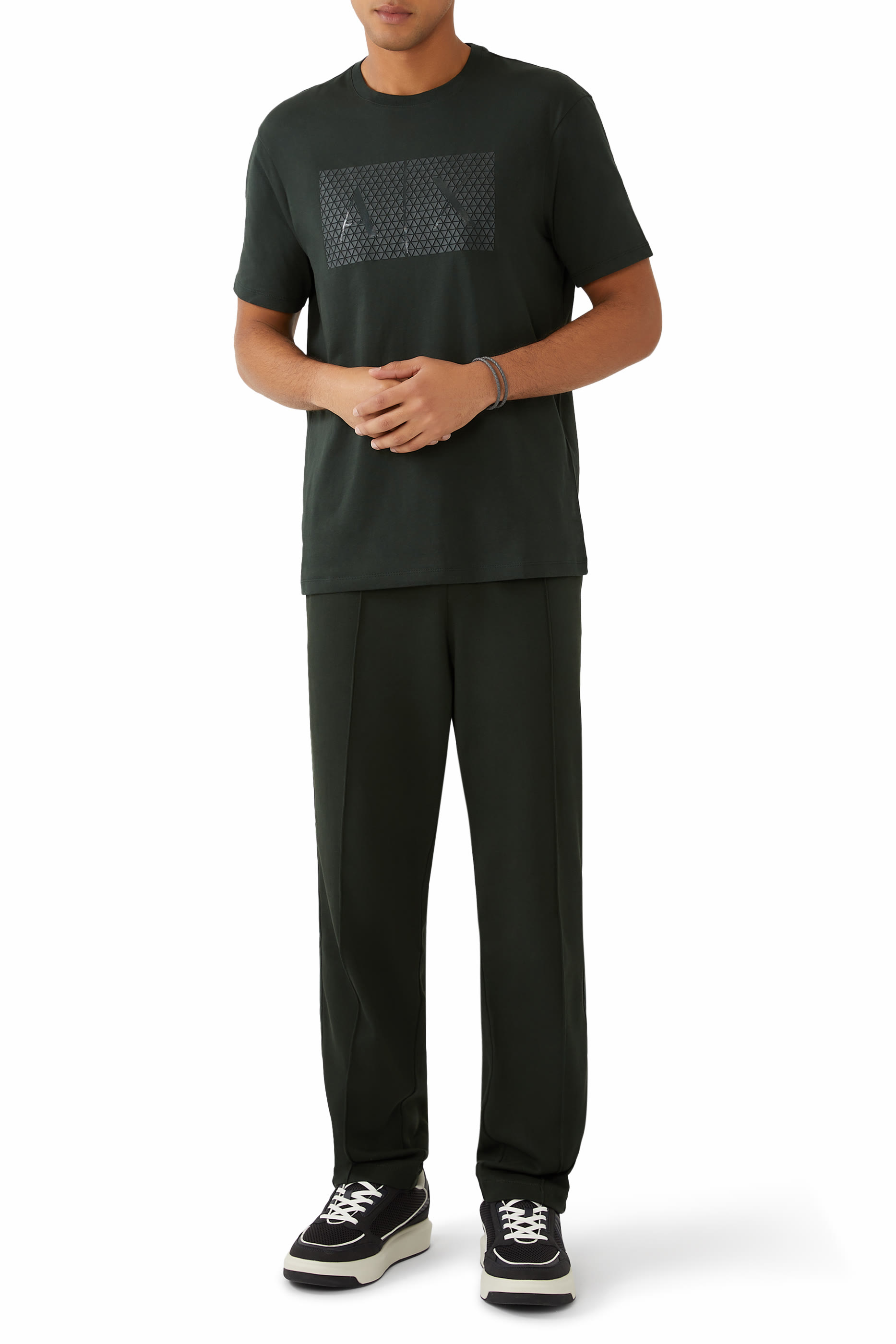 تيشيرت بطبعة شعار الماركة بنقشة مثلثات