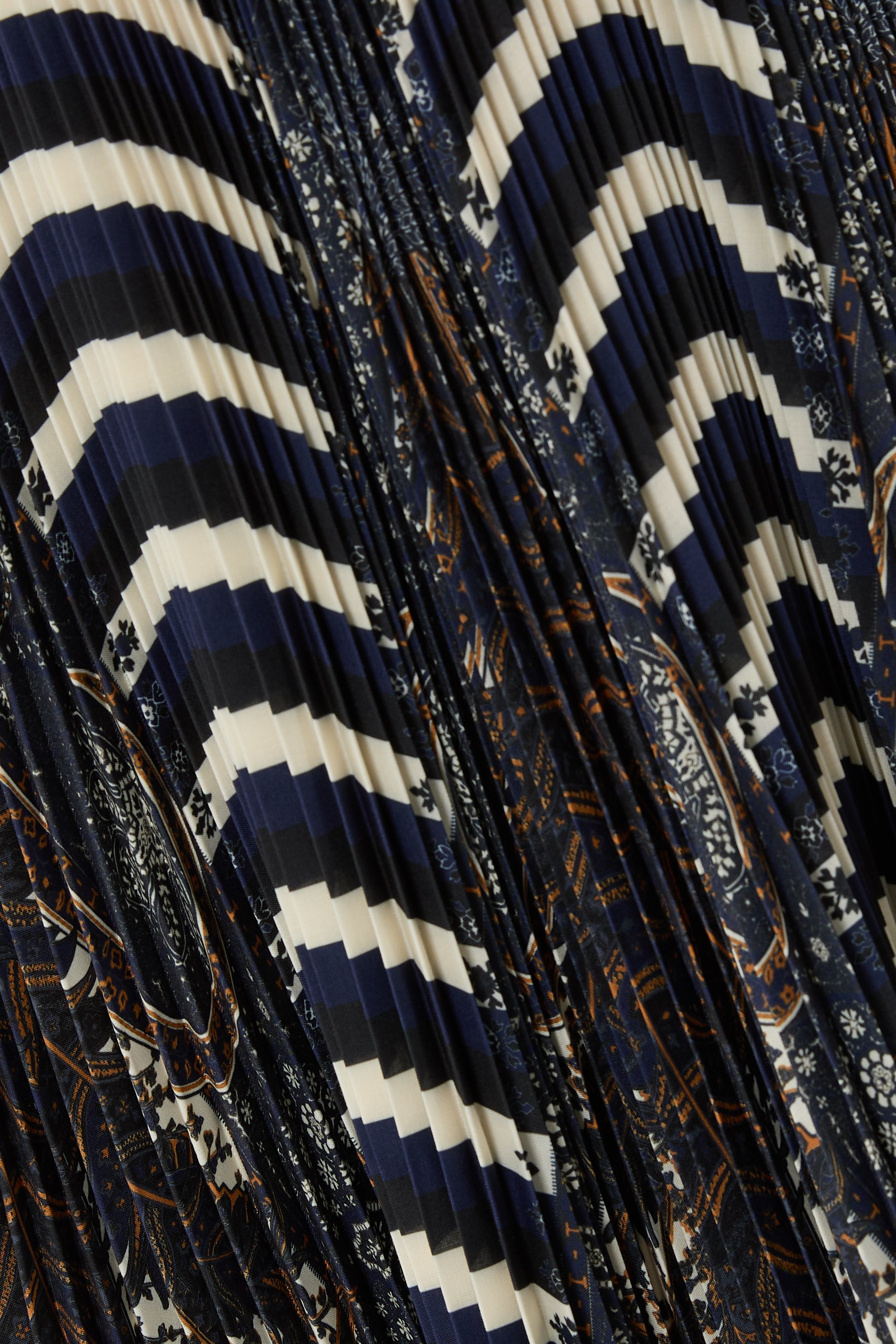 فستان فيوليتا متوسط الطول بلا أكمام وبطيات