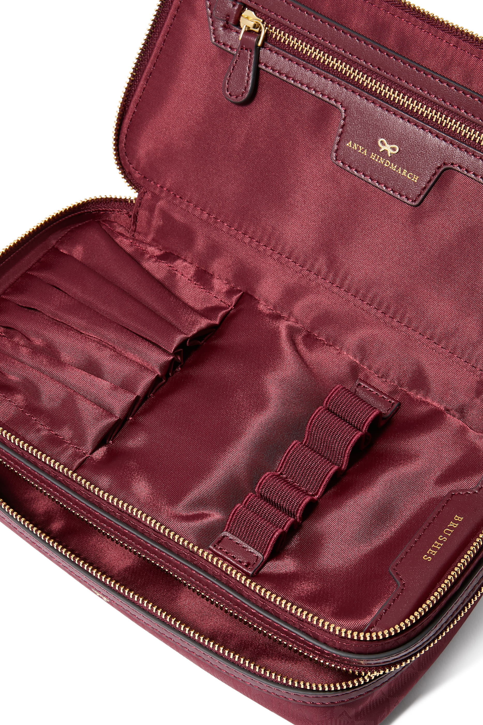 حقيبة مستحضرات تجميل بشعار الماركة