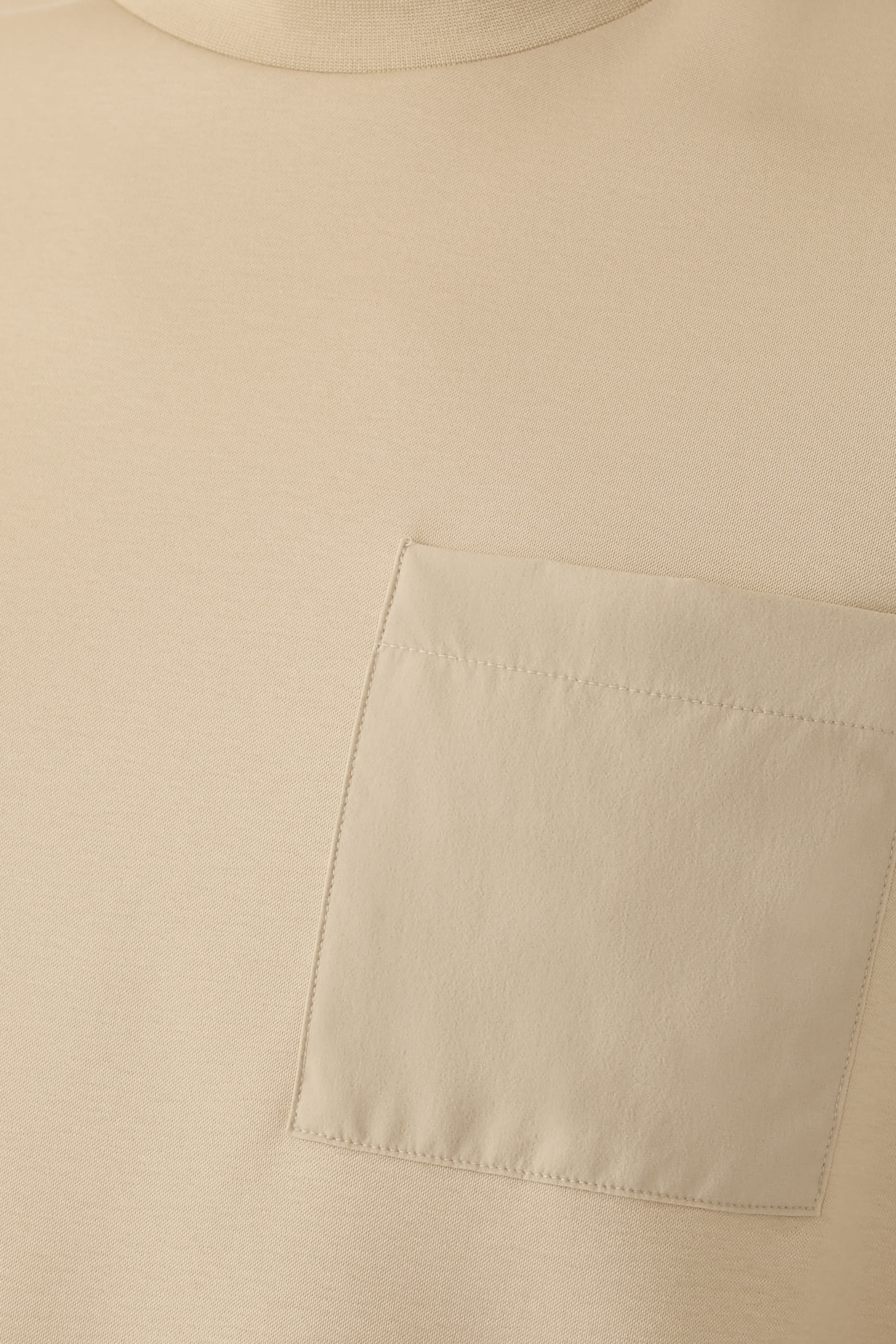 تيشيرت بحواف بلون مماثل