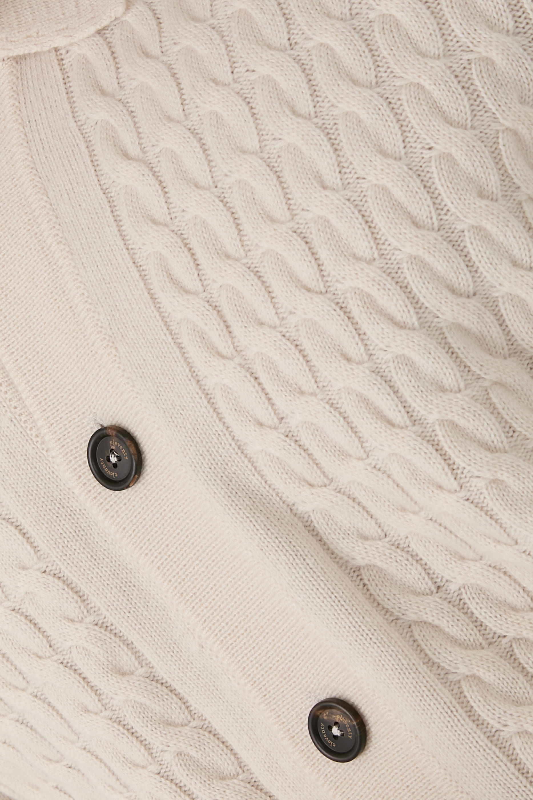 كنزة بصف أزرار