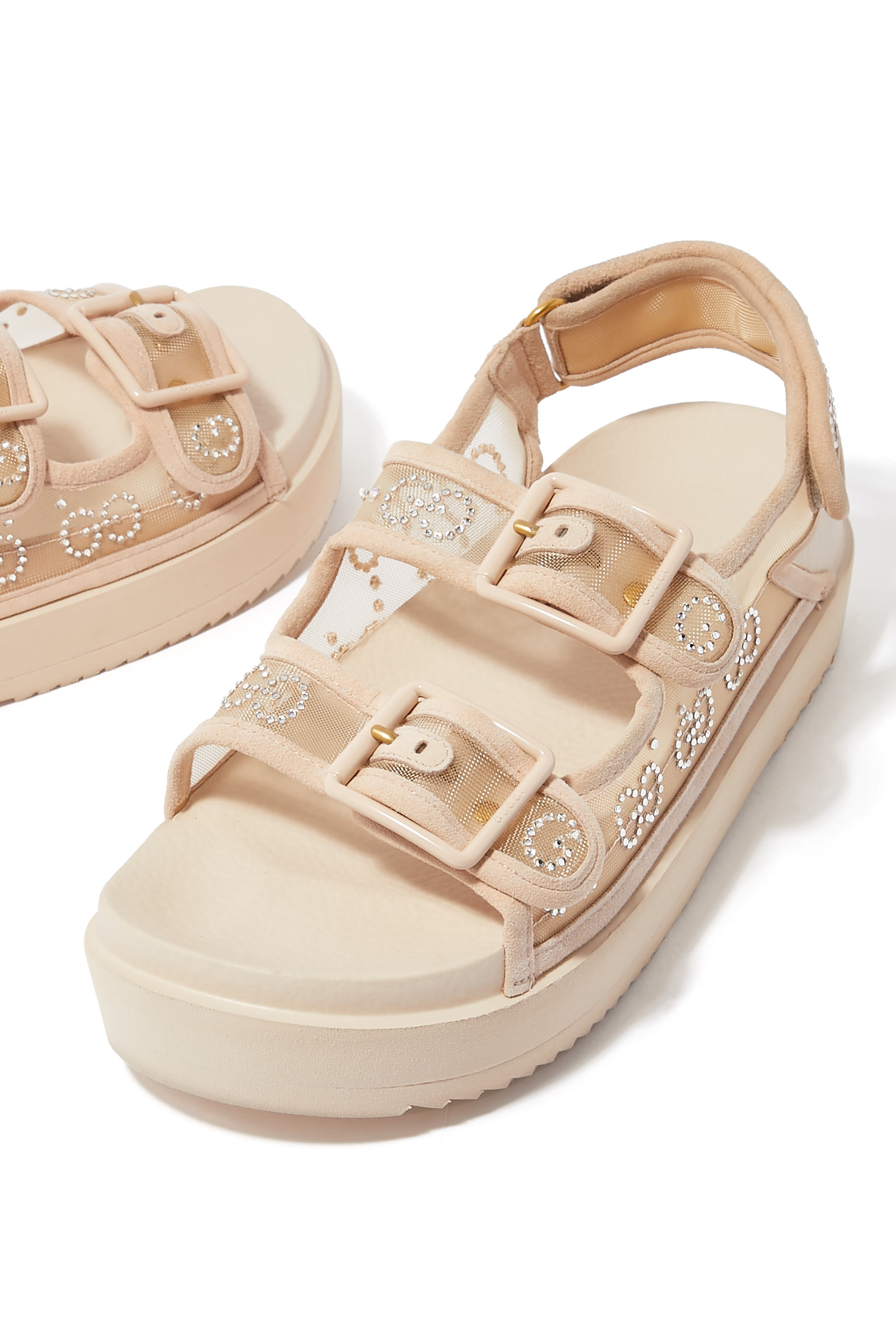 صندل قماش شبكي مرصع بالكريستال بشعار حرفي الماركة