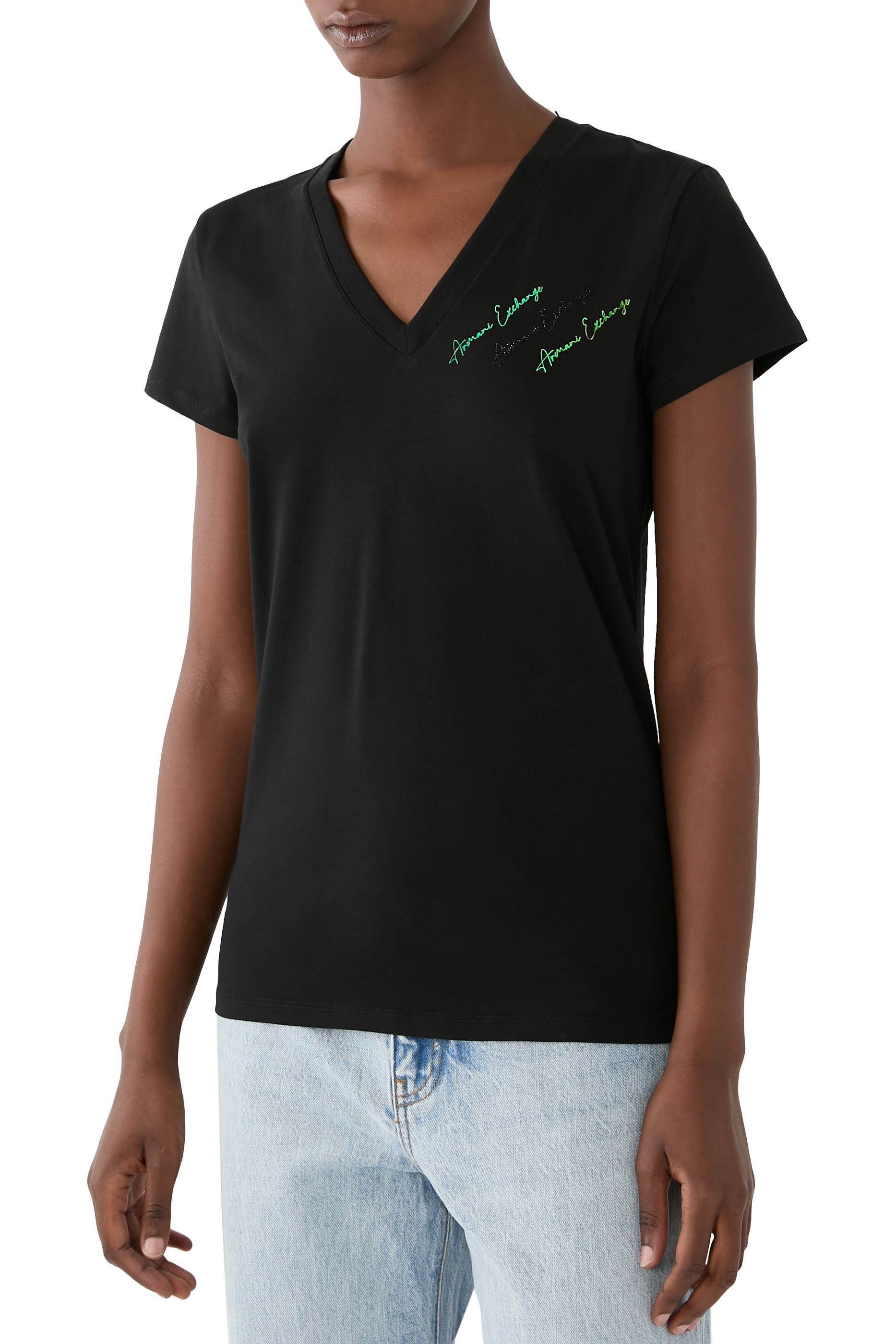 تيشيرت بياقة V وقصة ضيقة