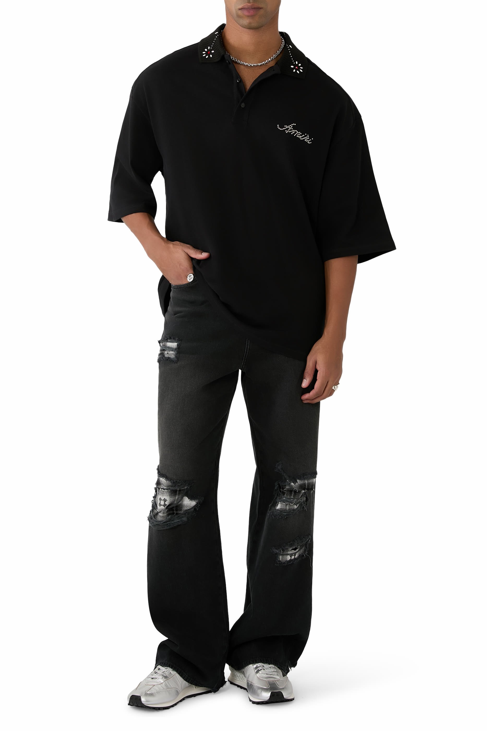 قميص بولو بياقة مزينة بأحجار