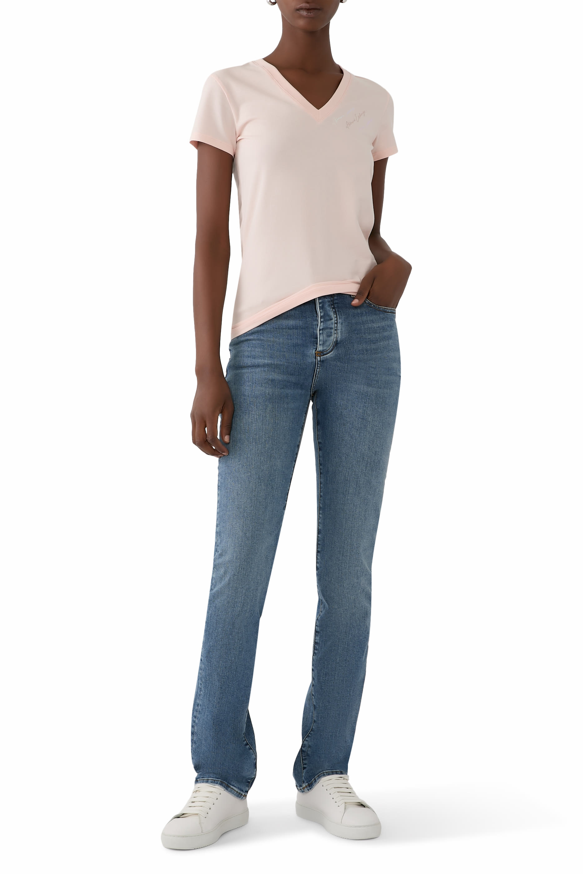 تيشيرت بياقة V وقصة ضيقة