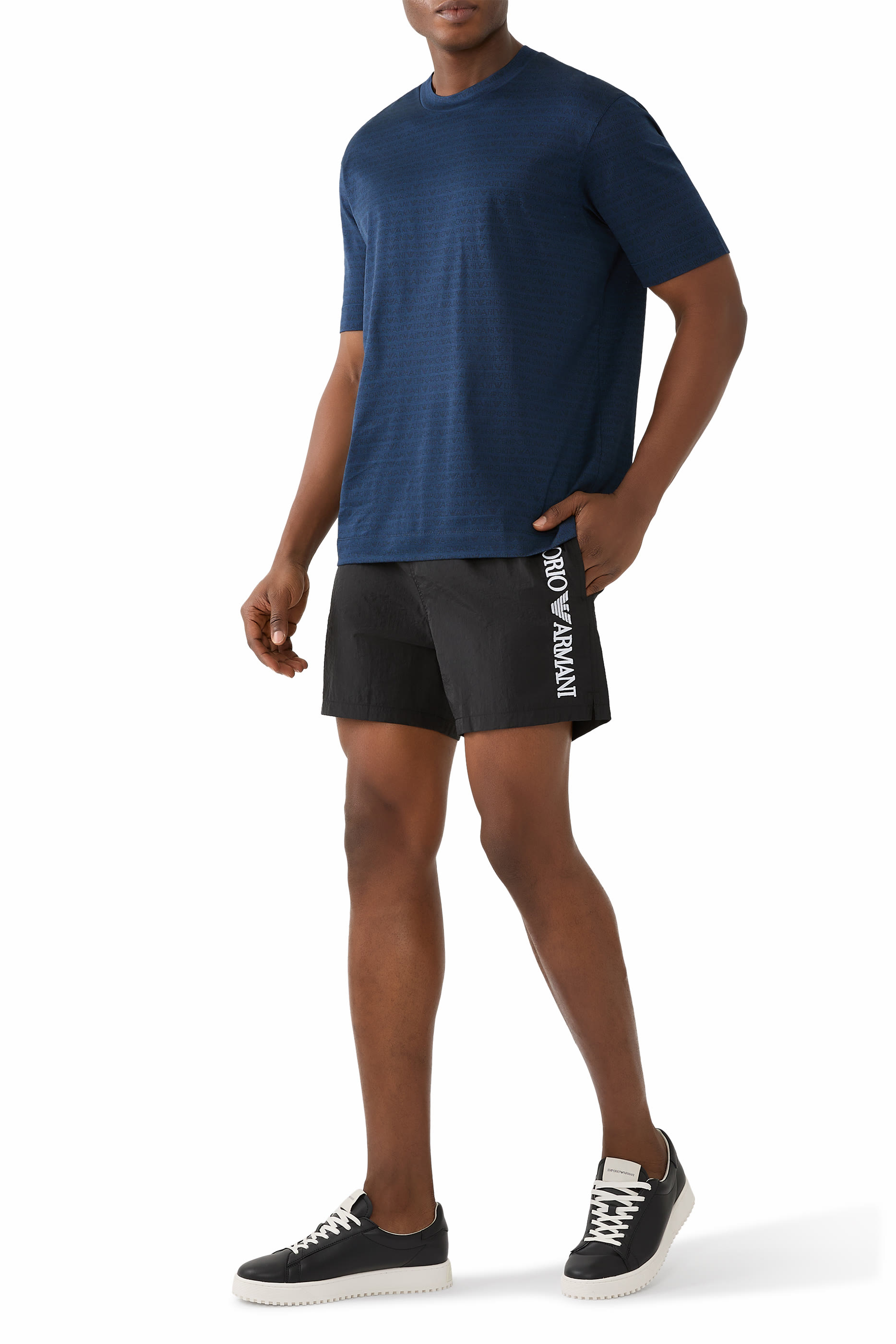 تيشيرت بنقشة شعار الماركة بحجم صغير