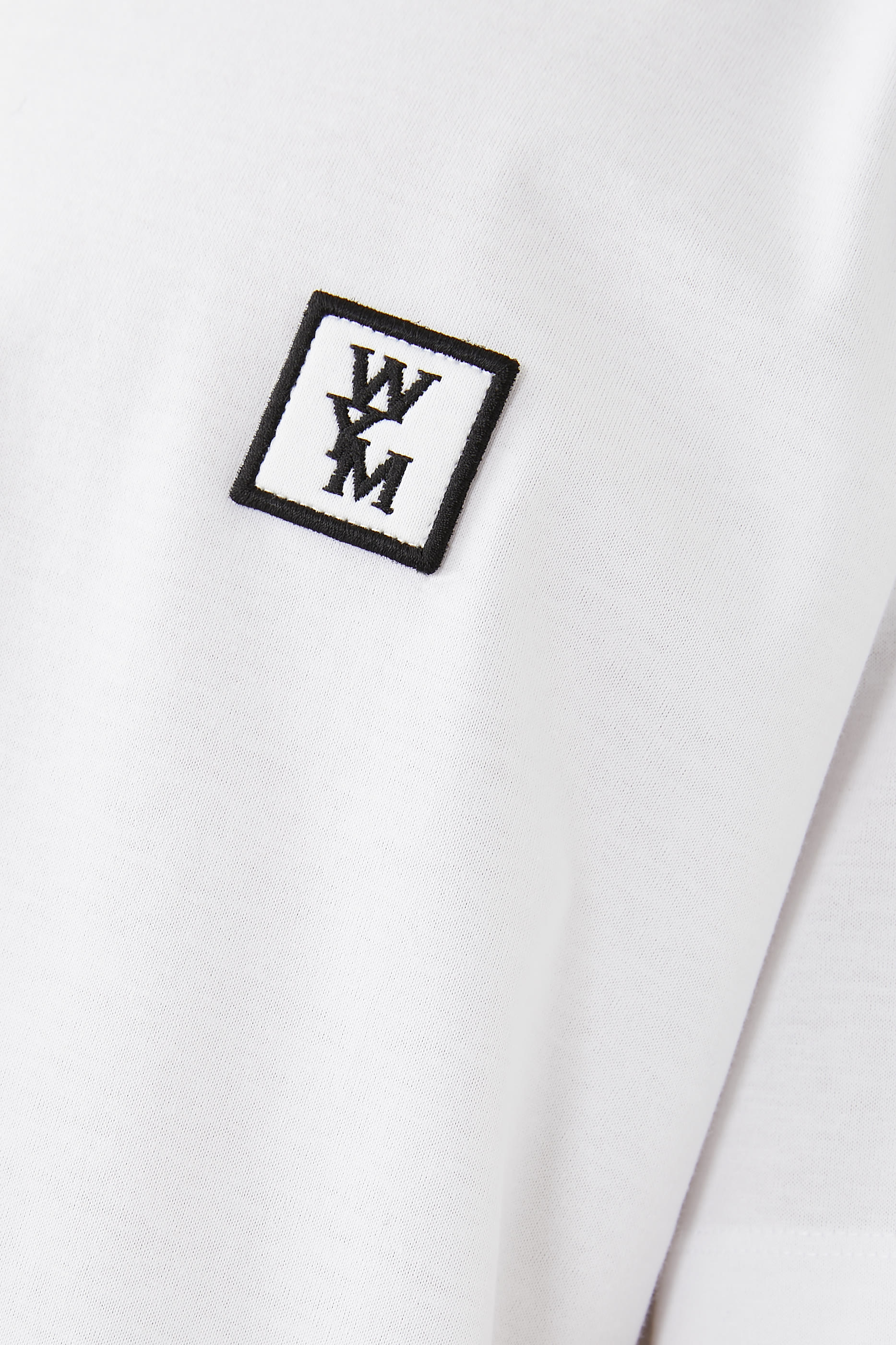 تيشيرت كلاسيكي بشعار الماركة