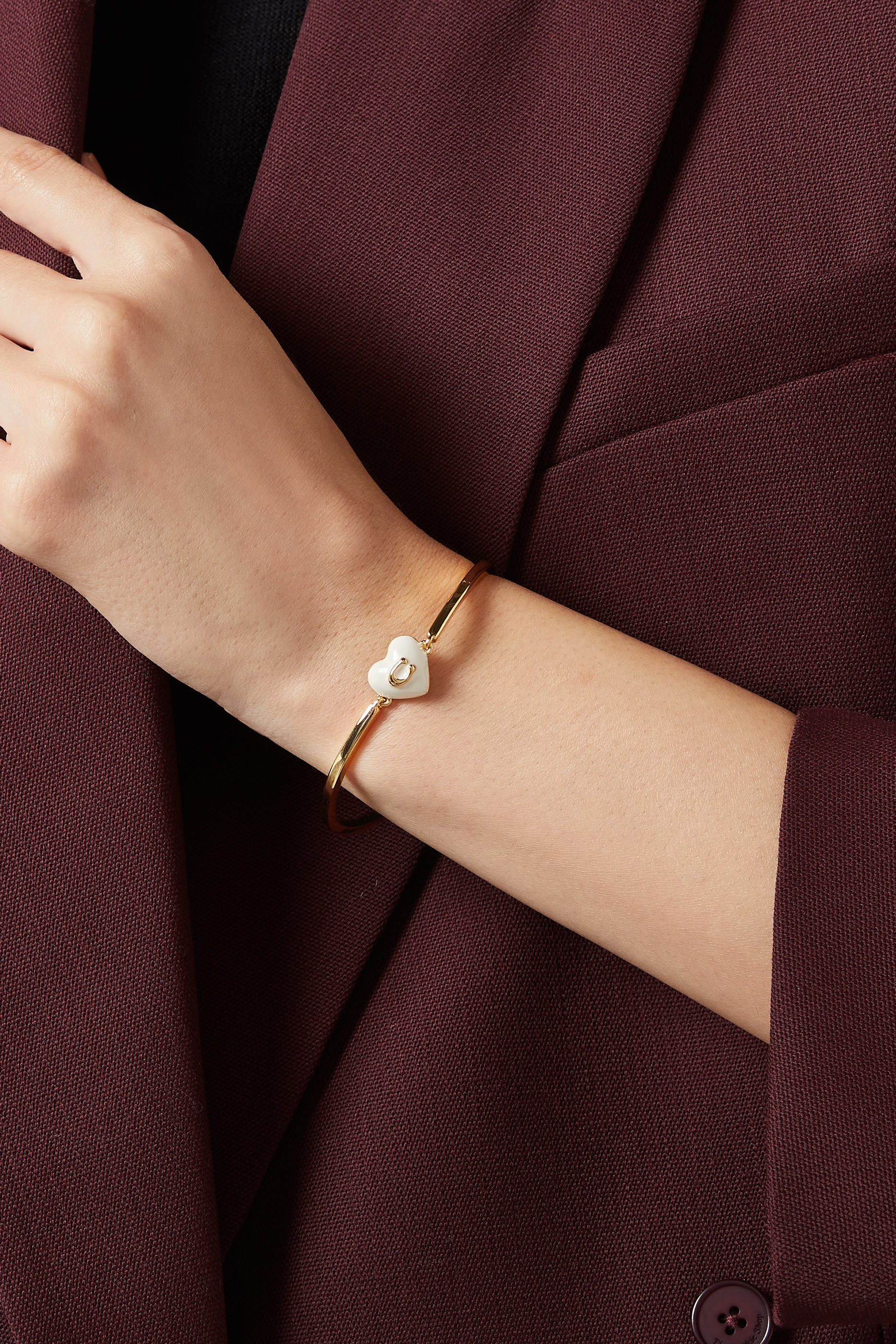  سوار مفتوح بحلية قلب مزينة بمينا وشعار C