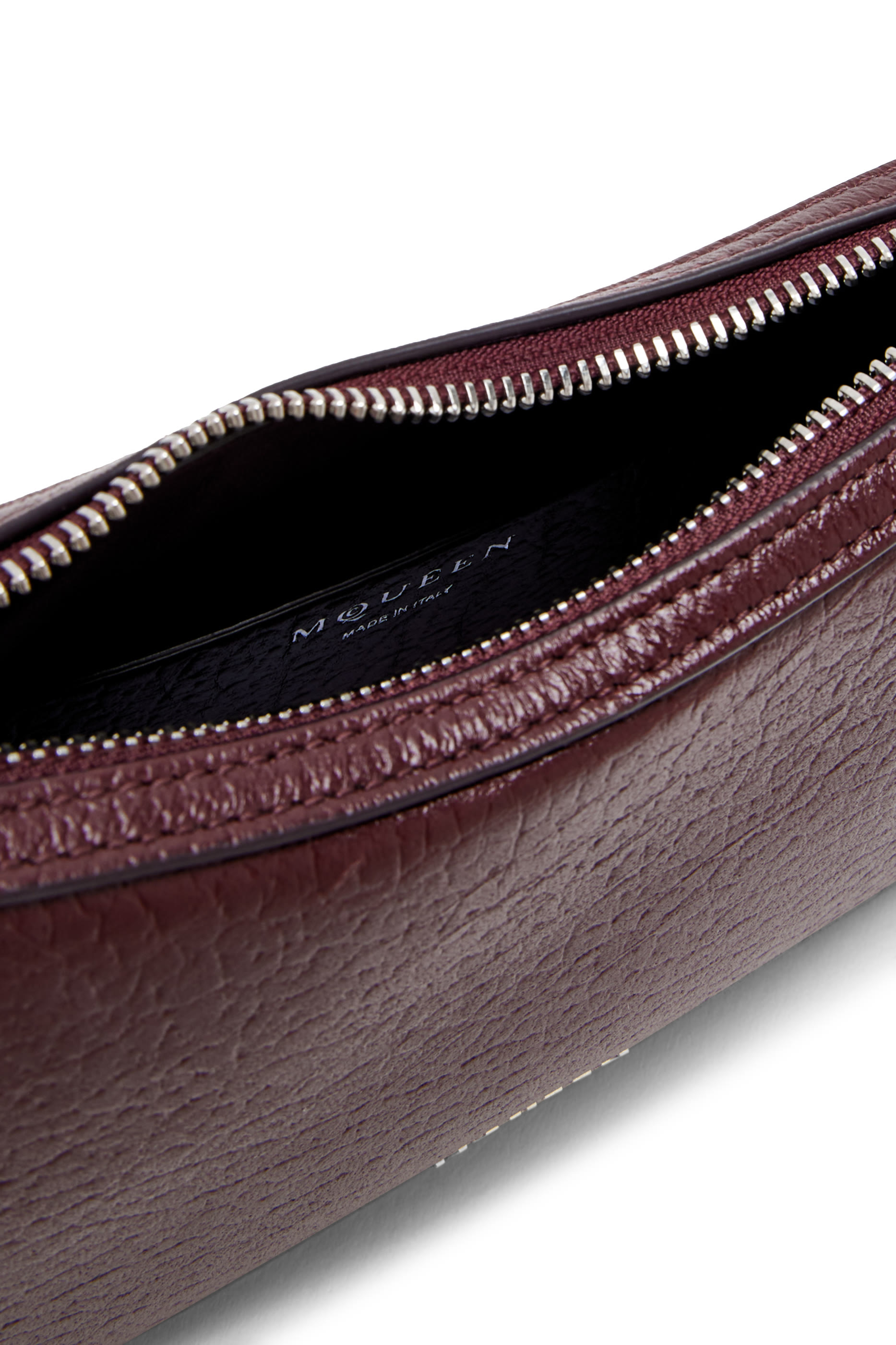 حقيبة صغيرة بحلية على شكل حرف T