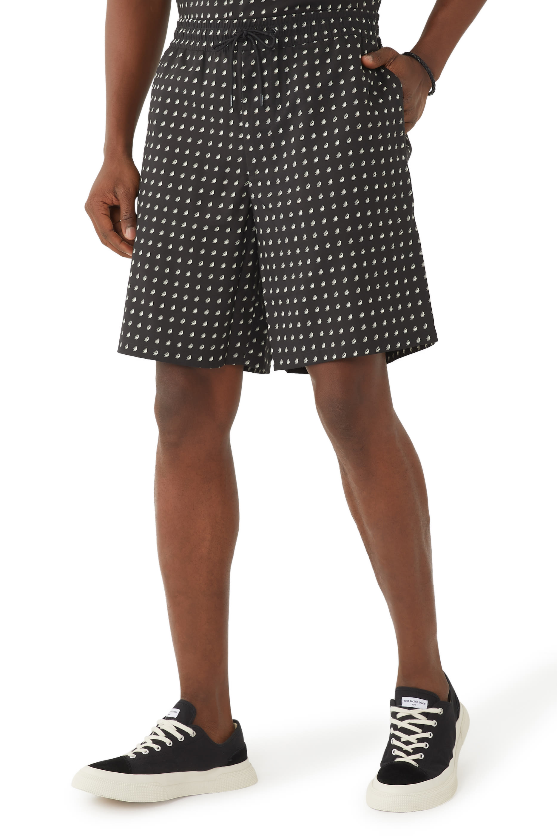 شورت بطبعات شعار النسر بحجم صغير