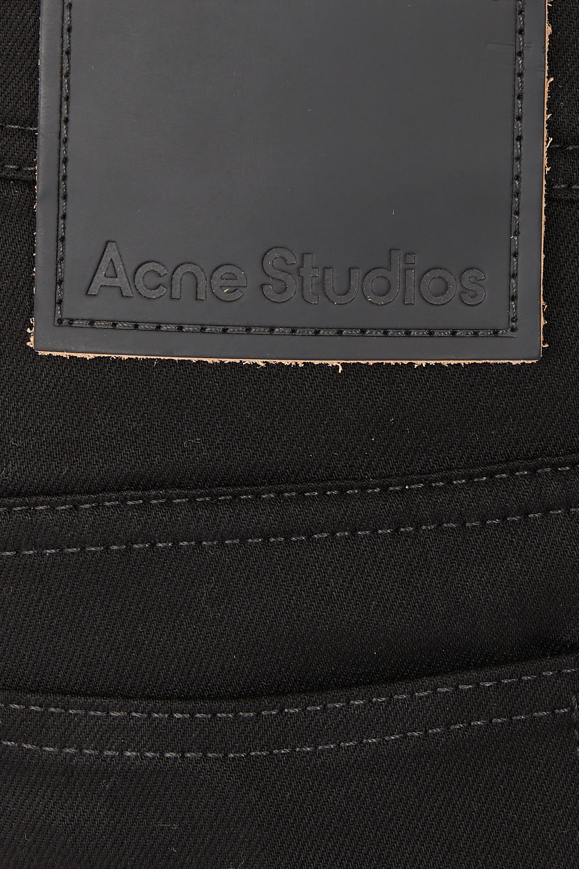 بنطال جينز بقصة ضيقة