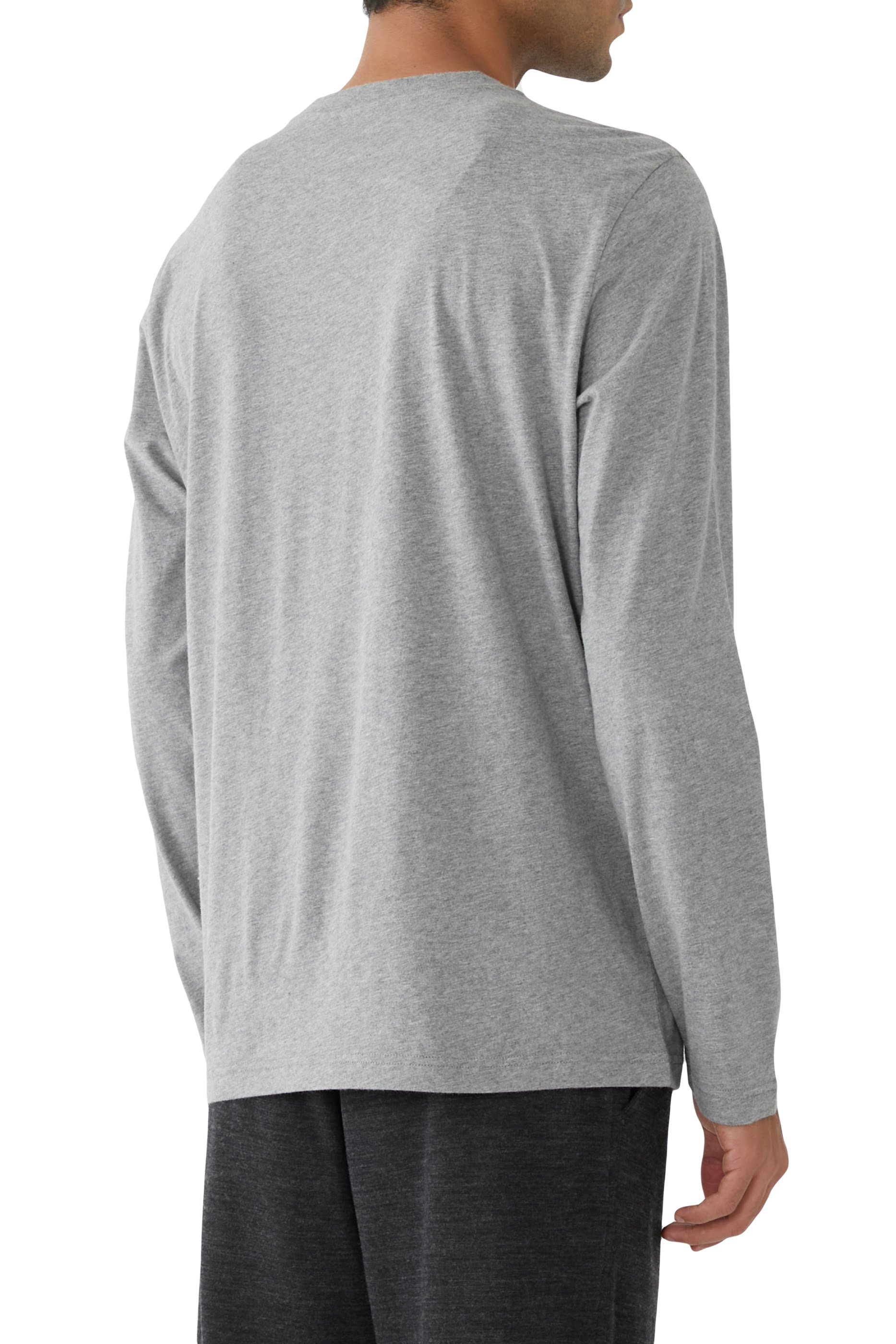 تيشيرت بأكمام طويلة وشعار الماركة بتصميم مقوس