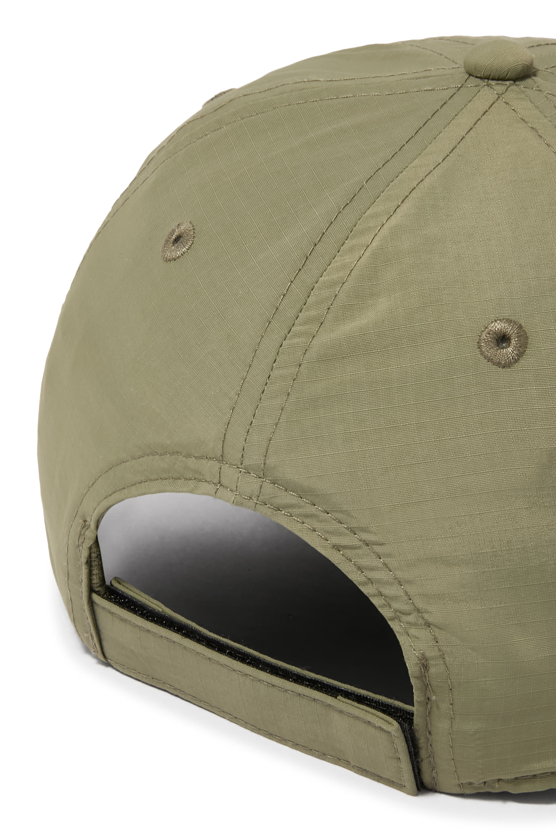 كاب بشعار الماركة