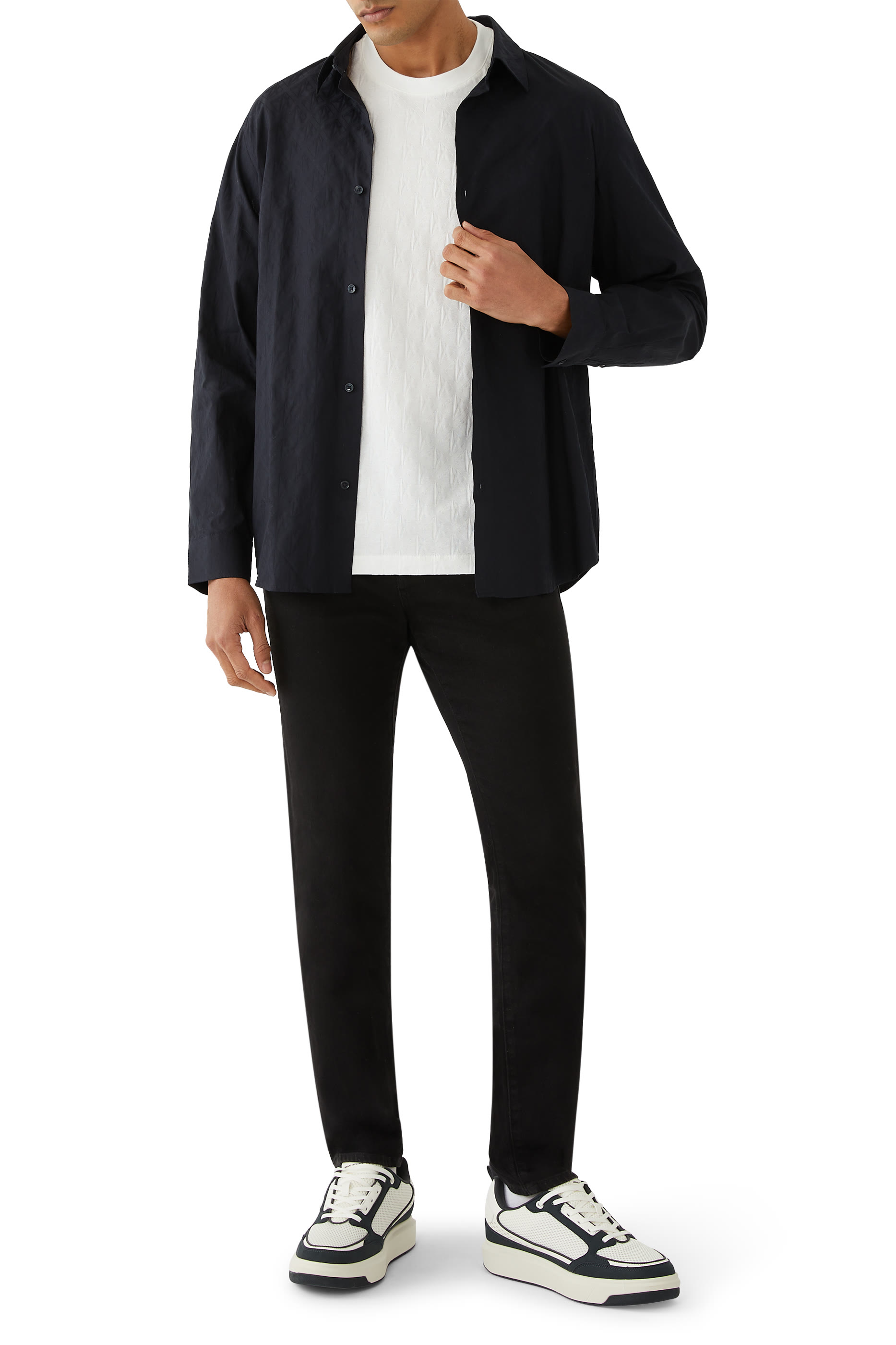 قميص بقصة عادية ونقشة شعار الماركة بالكامل