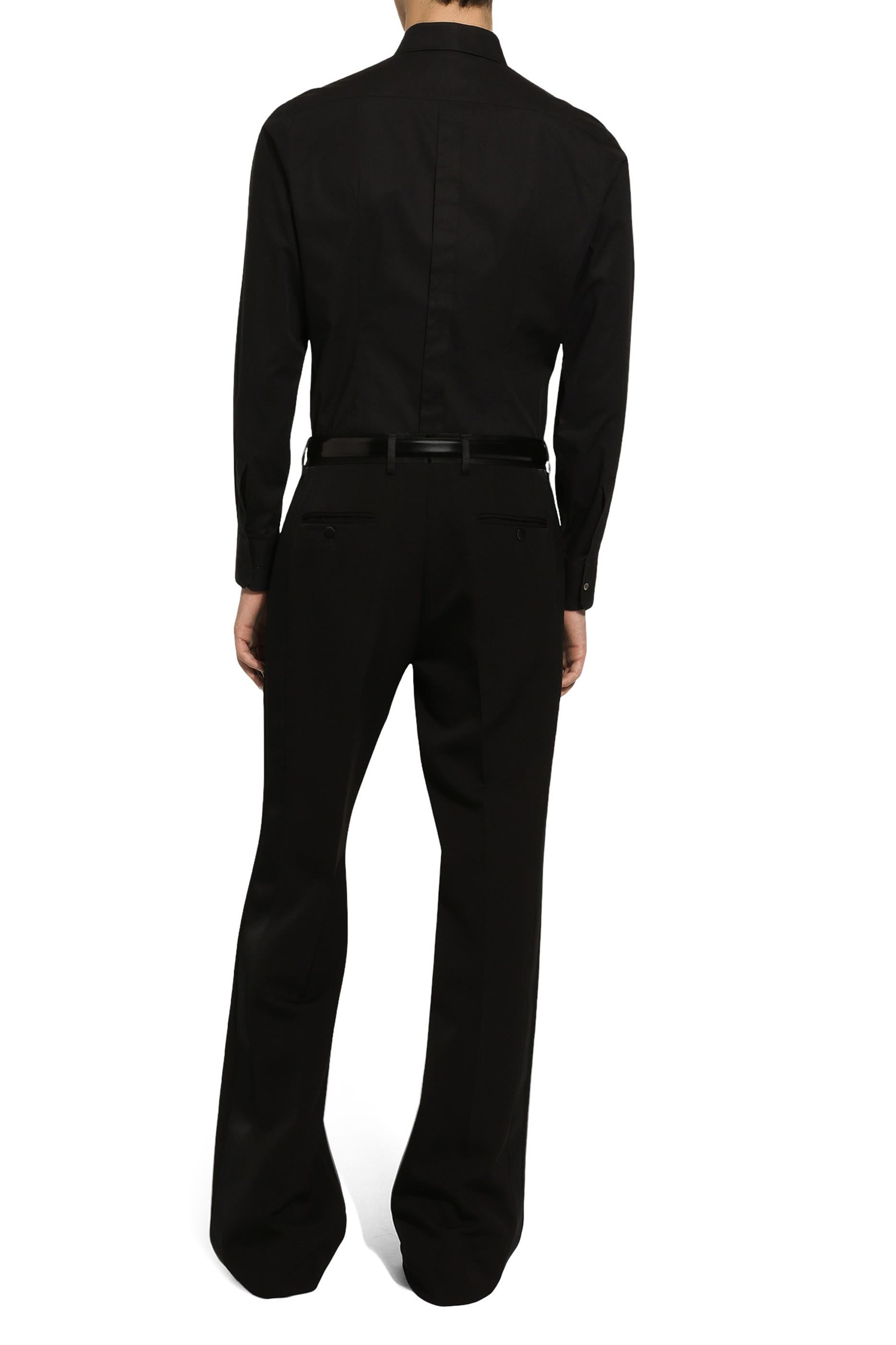 قميص توكسيدو بقصة ضيقة وتطريزات بأحجار الراين