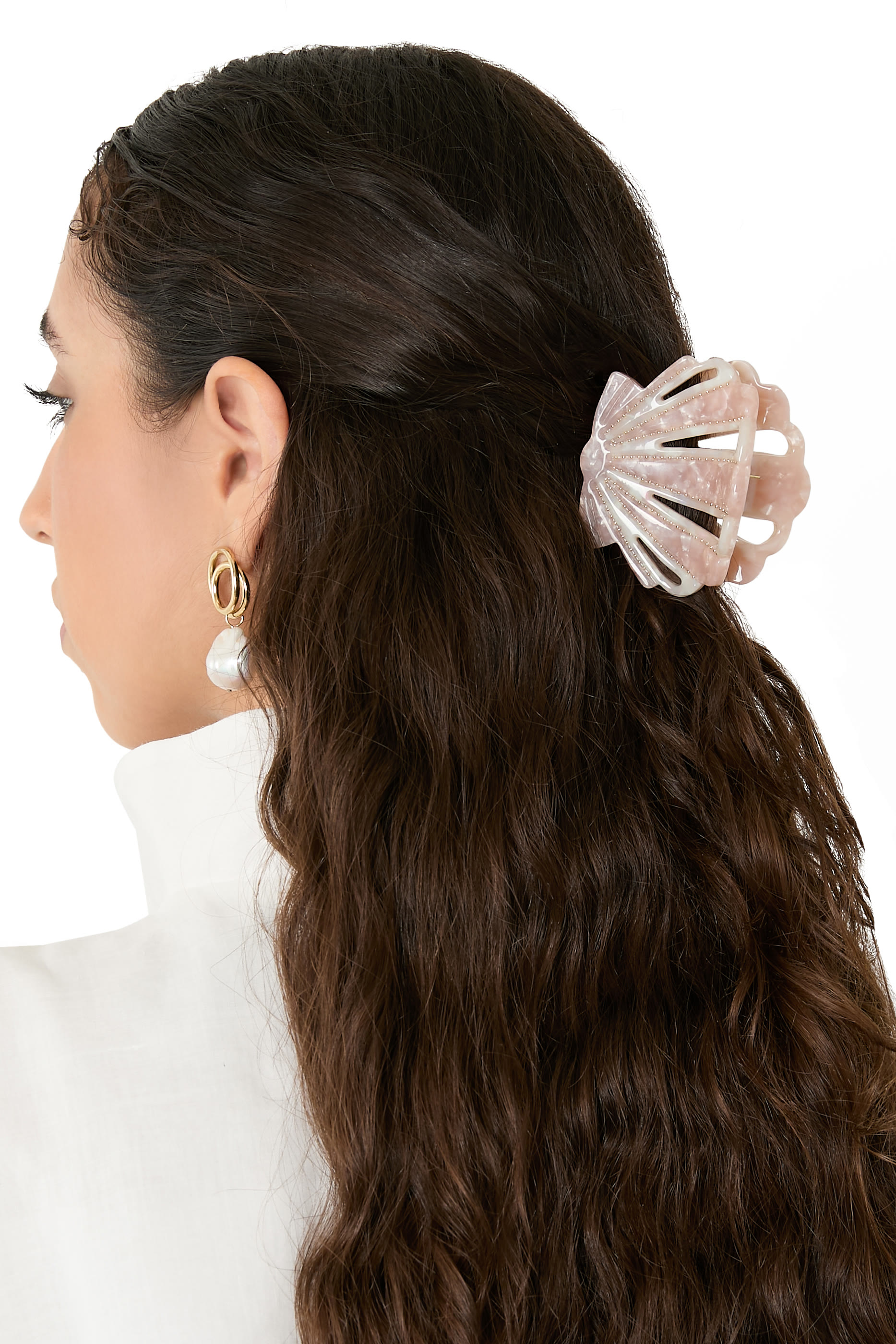 مشبك شعر بتصميم صدفة